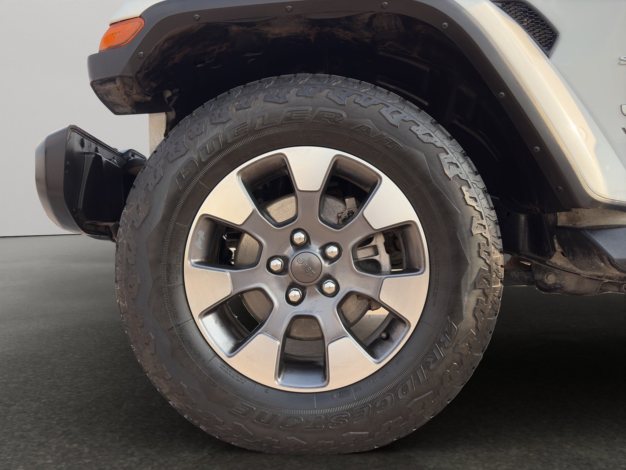 2023 Jeep Wrangler VUD 4x4 4 pts. Unlimited Sahara, MHEV, 3.6l, TA, piel, f. led, RA-18 (línea anterior)