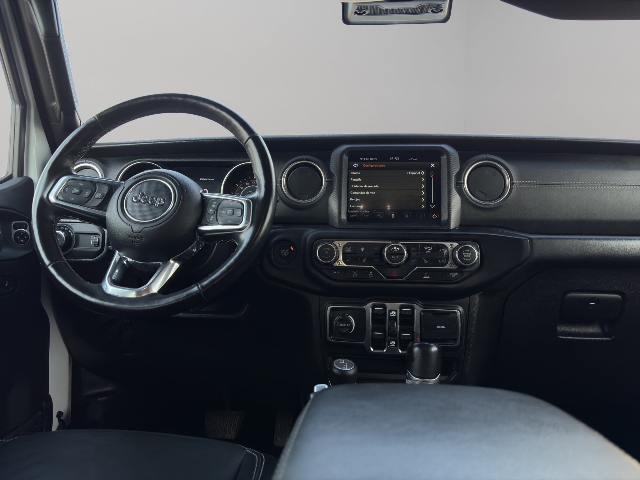 2023 Jeep Wrangler VUD 4x4 4 pts. Unlimited Sahara, MHEV, 3.6l, TA, piel, f. led, RA-18 (línea anterior)