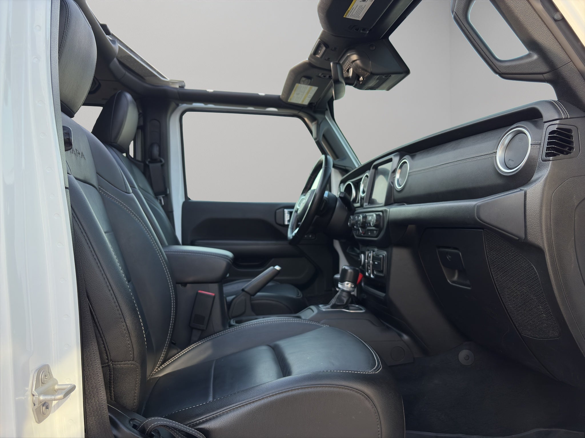 2023 Jeep Wrangler VUD 4x4 4 pts. Unlimited Sahara, MHEV, 3.6l, TA, piel, f. led, RA-18 (línea anterior)