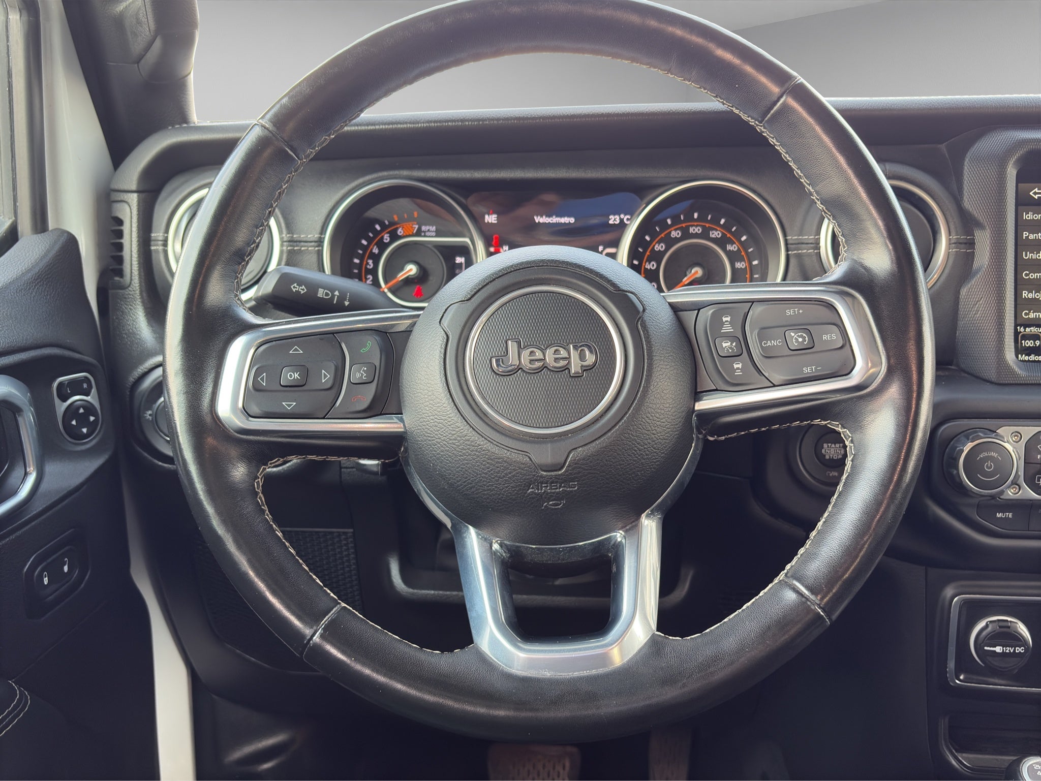 2023 Jeep Wrangler VUD 4x4 4 pts. Unlimited Sahara, MHEV, 3.6l, TA, piel, f. led, RA-18 (línea anterior)