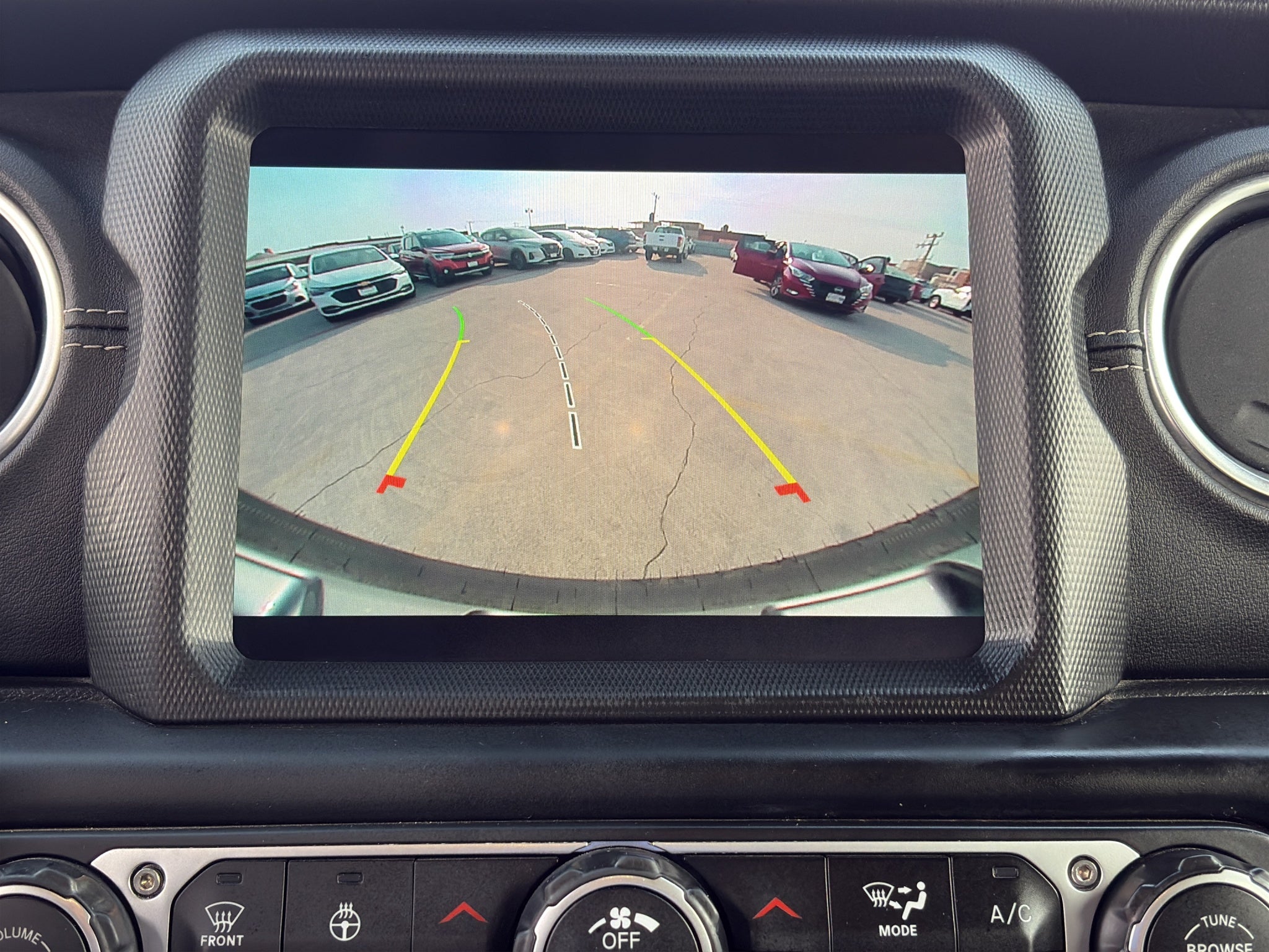 2023 Jeep Wrangler VUD 4x4 4 pts. Unlimited Sahara, MHEV, 3.6l, TA, piel, f. led, RA-18 (línea anterior)