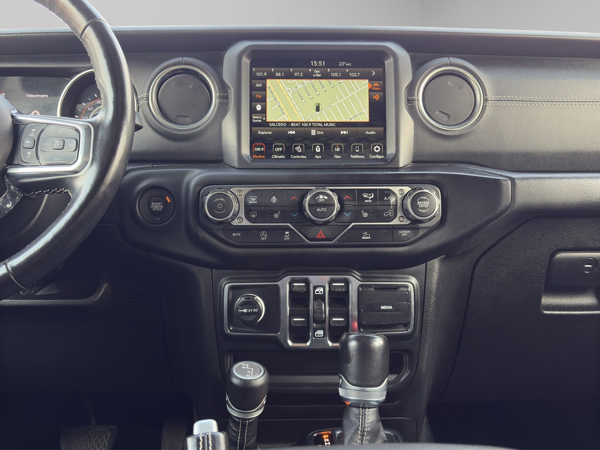 2023 Jeep Wrangler VUD 4x4 4 pts. Unlimited Sahara, MHEV, 3.6l, TA, piel, f. led, RA-18 (línea anterior)