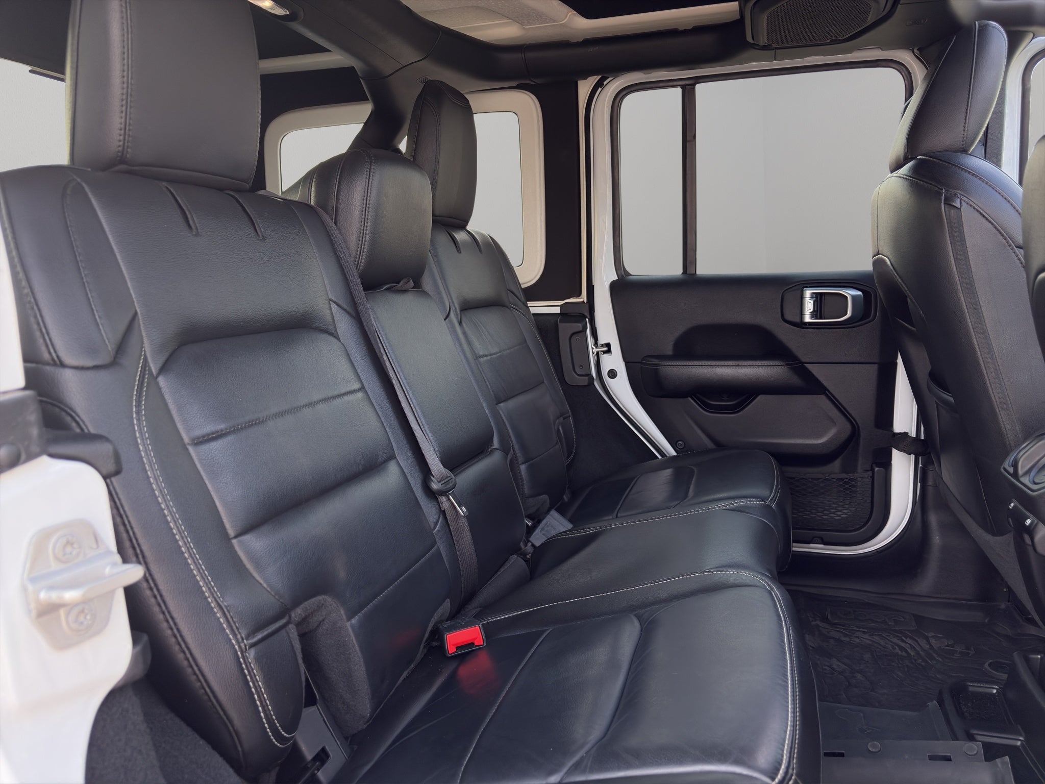 2023 Jeep Wrangler VUD 4x4 4 pts. Unlimited Sahara, MHEV, 3.6l, TA, piel, f. led, RA-18 (línea anterior)