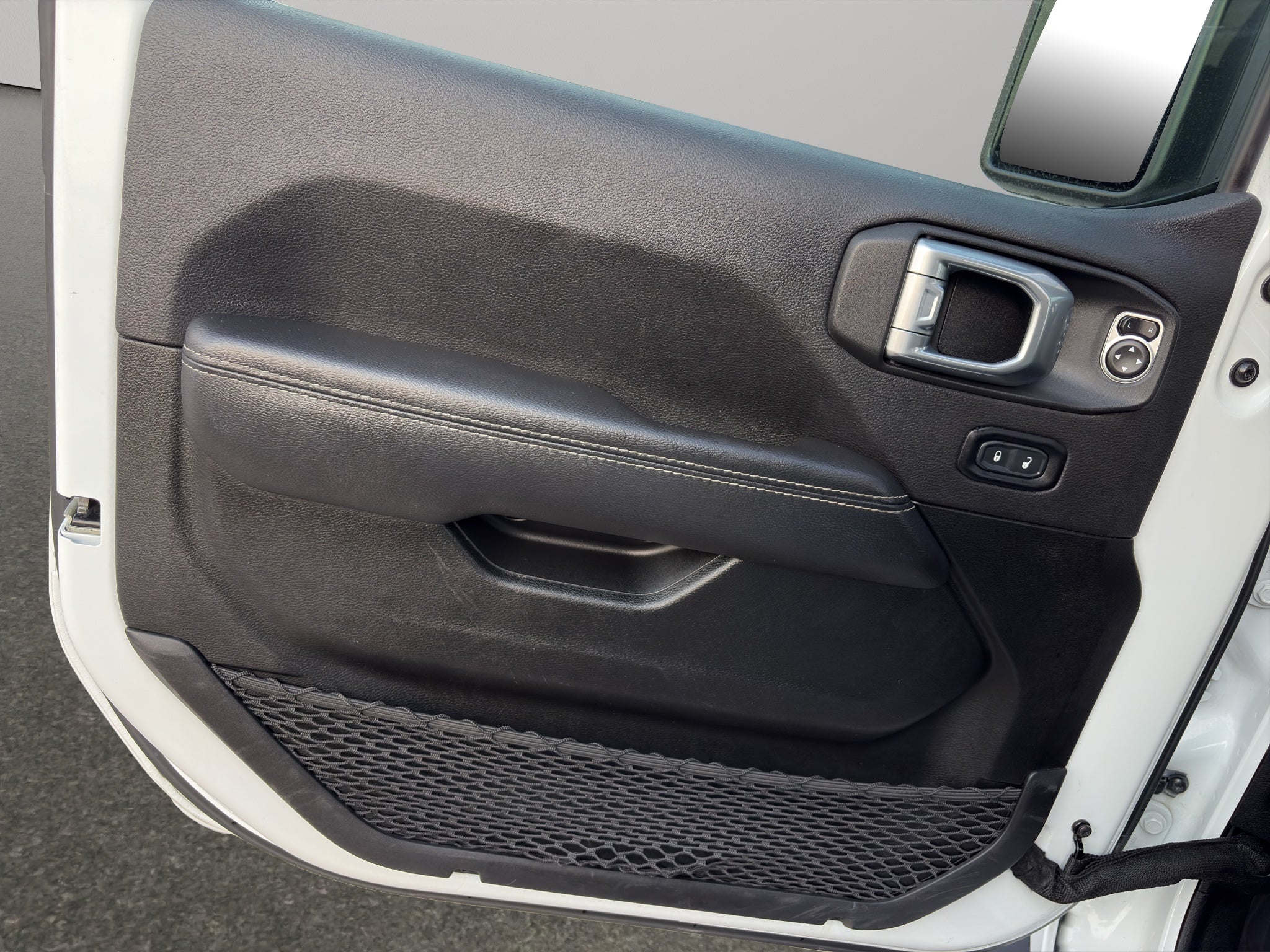 2023 Jeep Wrangler VUD 4x4 4 pts. Unlimited Sahara, MHEV, 3.6l, TA, piel, f. led, RA-18 (línea anterior)