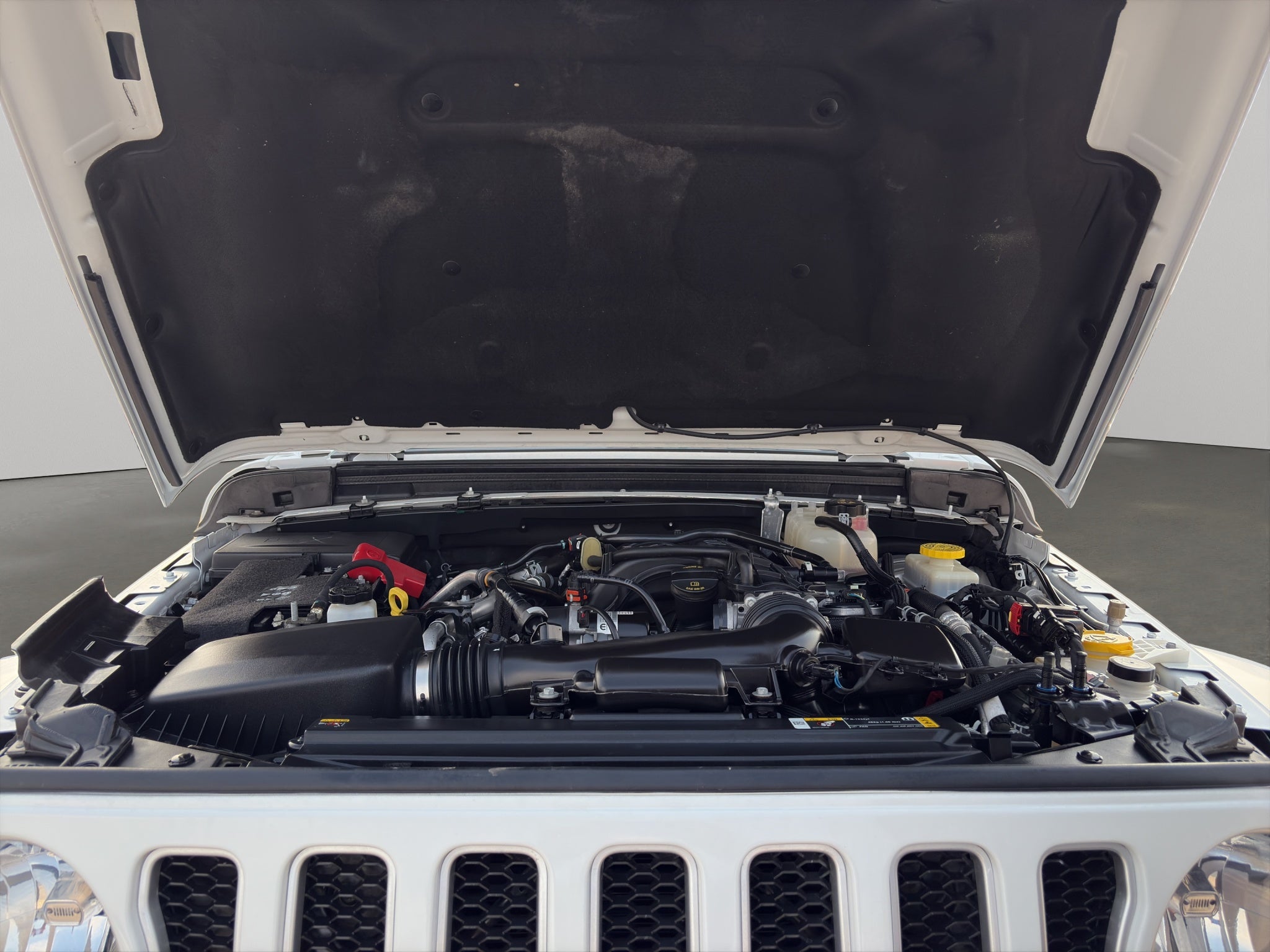 2023 Jeep Wrangler VUD 4x4 4 pts. Unlimited Sahara, MHEV, 3.6l, TA, piel, f. led, RA-18 (línea anterior)