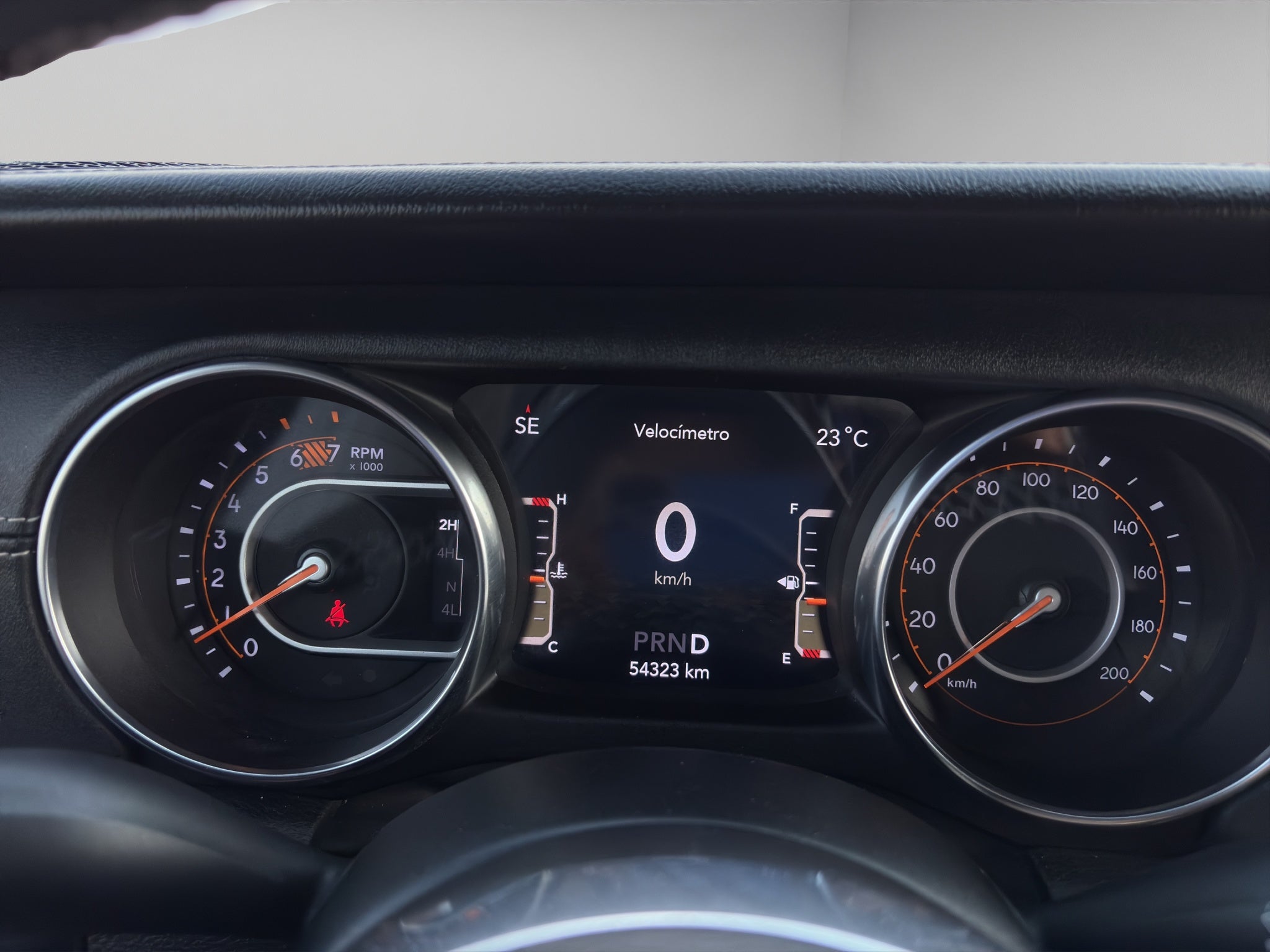 2023 Jeep Wrangler VUD 4x4 4 pts. Unlimited Sahara, MHEV, 3.6l, TA, piel, f. led, RA-18 (línea anterior)