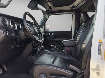 2023 Jeep Wrangler VUD 4x4 4 pts. Unlimited Sahara, MHEV, 3.6l, TA, piel, f. led, RA-18 (línea anterior)