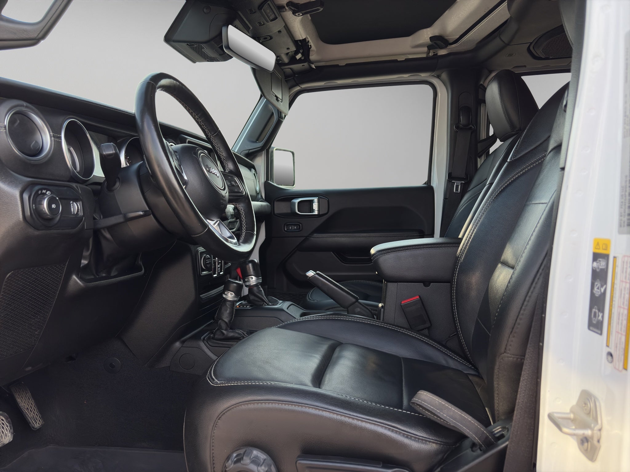 2023 Jeep Wrangler VUD 4x4 4 pts. Unlimited Sahara, MHEV, 3.6l, TA, piel, f. led, RA-18 (línea anterior)