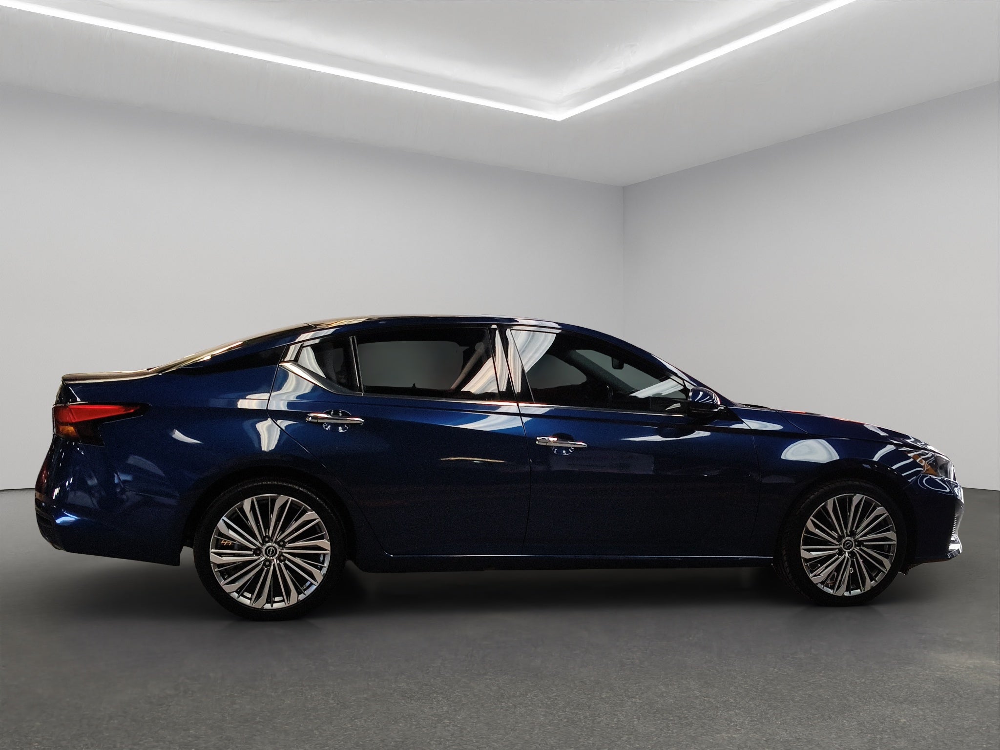 2023 Nissan Altima 4 pts. Exclusive, 2.0T, CVT, climatronic, QC, s. Bose, f. led, RA-19