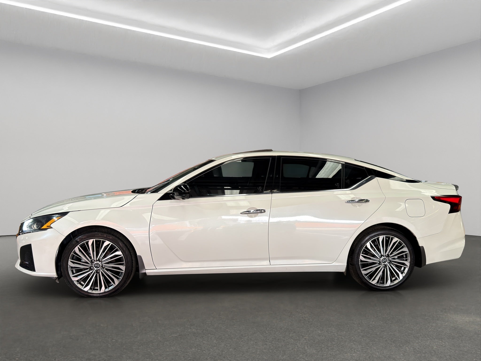 2023 Nissan Altima 4 pts. Exclusive, 2.0T, CVT, climatronic, QC, s. Bose, f. led, RA-19