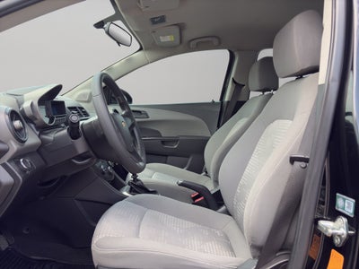 2016 Chevrolet Sonic 4 pts. LS, TM5, a/ac., VE del., R-15 (línea anterior)