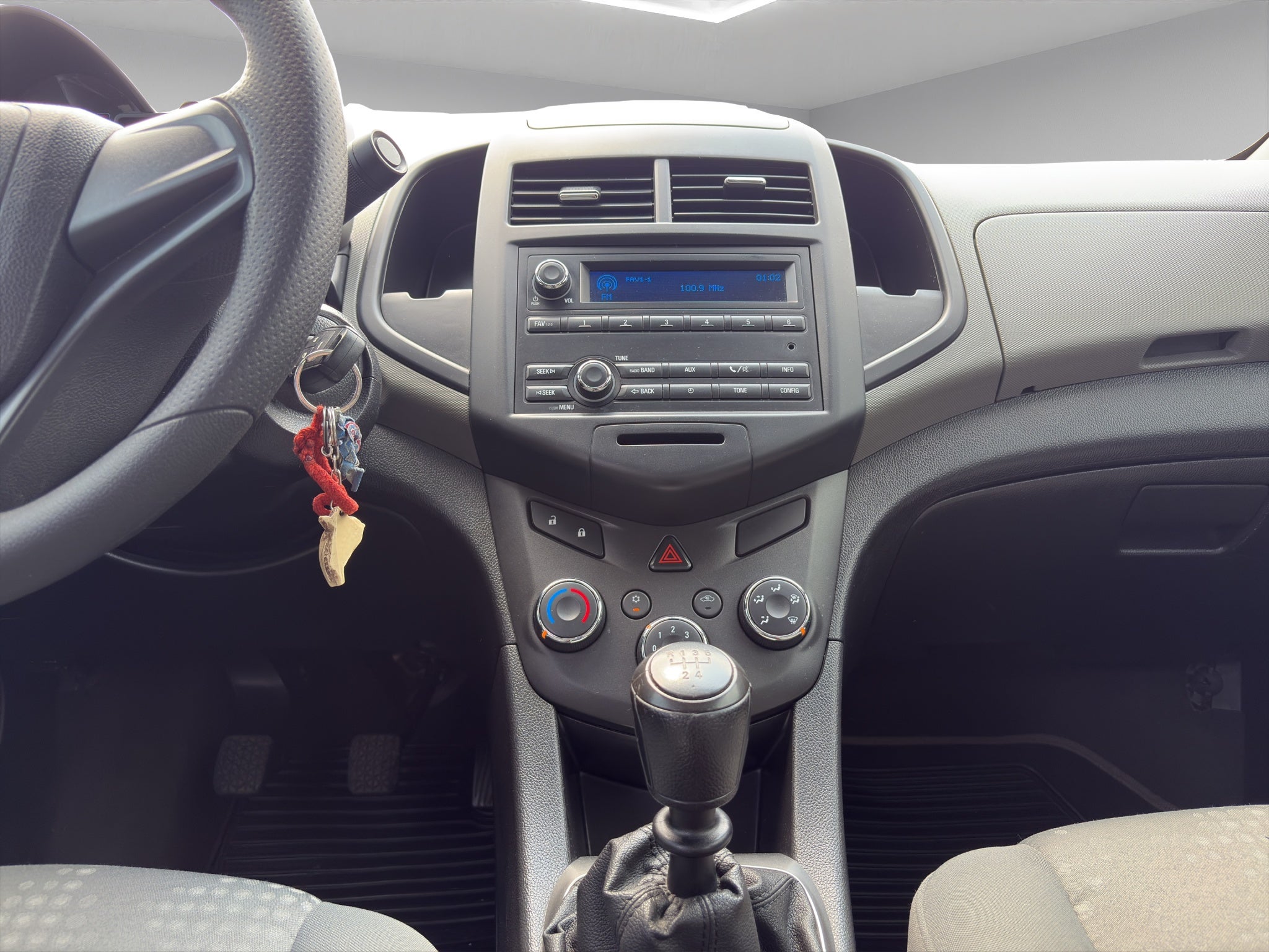 2016 Chevrolet Sonic 4 pts. LS, TM5, a/ac., VE del., R-15 (línea anterior)
