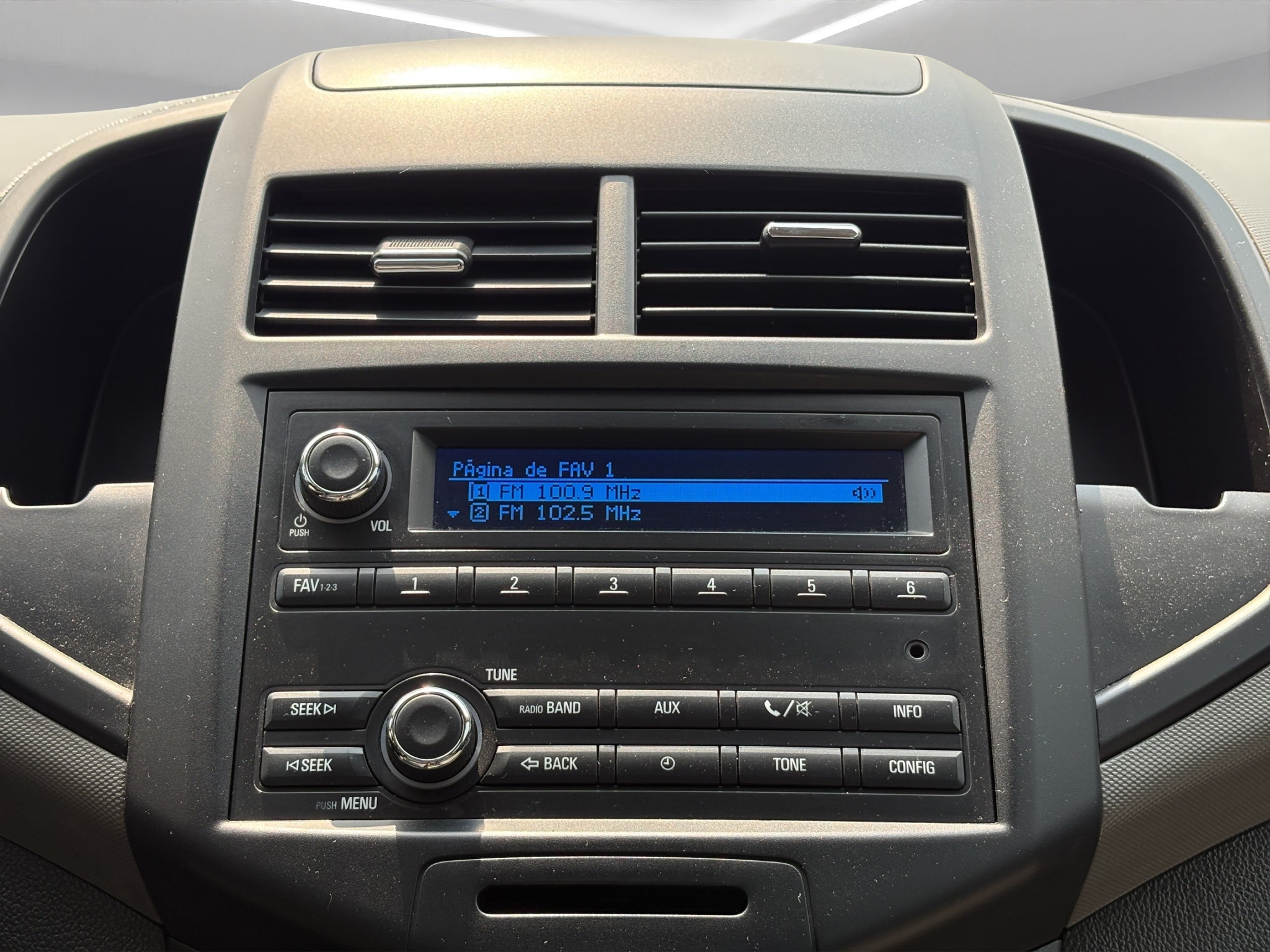 2016 Chevrolet Sonic 4 pts. LS, TM5, a/ac., VE del., R-15 (línea anterior)