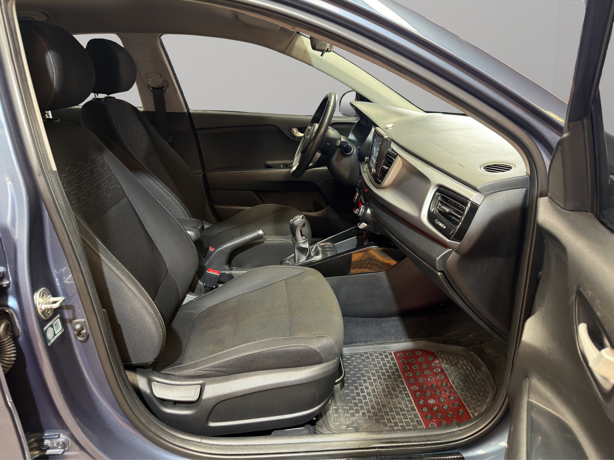 2018 Kia Rio 4 pts. EX, TM6, a/ac. Aut., VE, f. niebla, RA-15 (línea nueva)