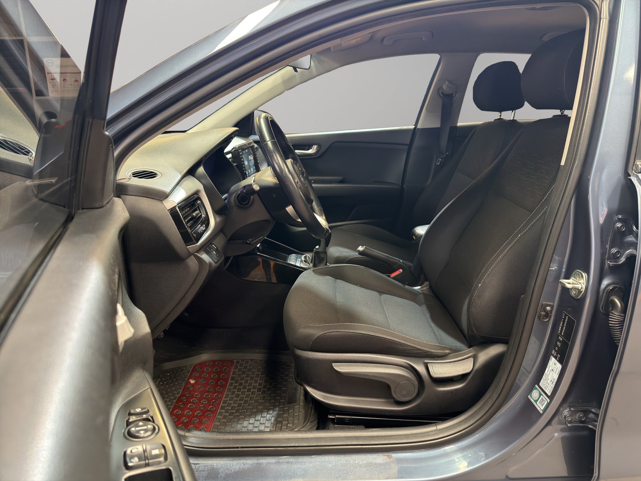 2018 Kia Rio 4 pts. EX, TM6, a/ac. Aut., VE, f. niebla, RA-15 (línea nueva)
