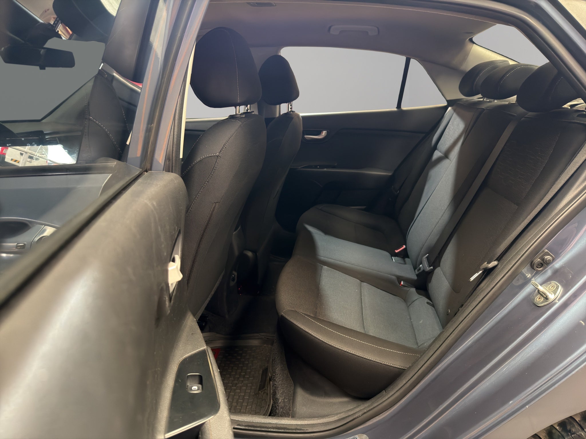 2018 Kia Rio 4 pts. EX, TM6, a/ac. Aut., VE, f. niebla, RA-15 (línea nueva)