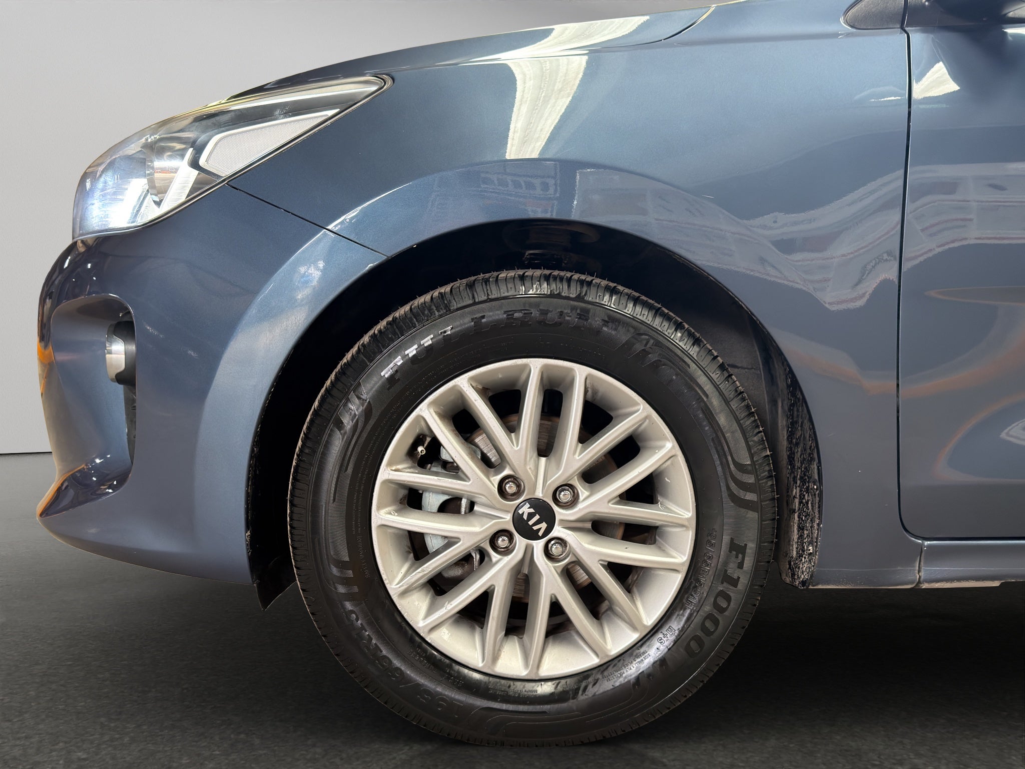 2018 Kia Rio 4 pts. EX, TM6, a/ac. Aut., VE, f. niebla, RA-15 (línea nueva)