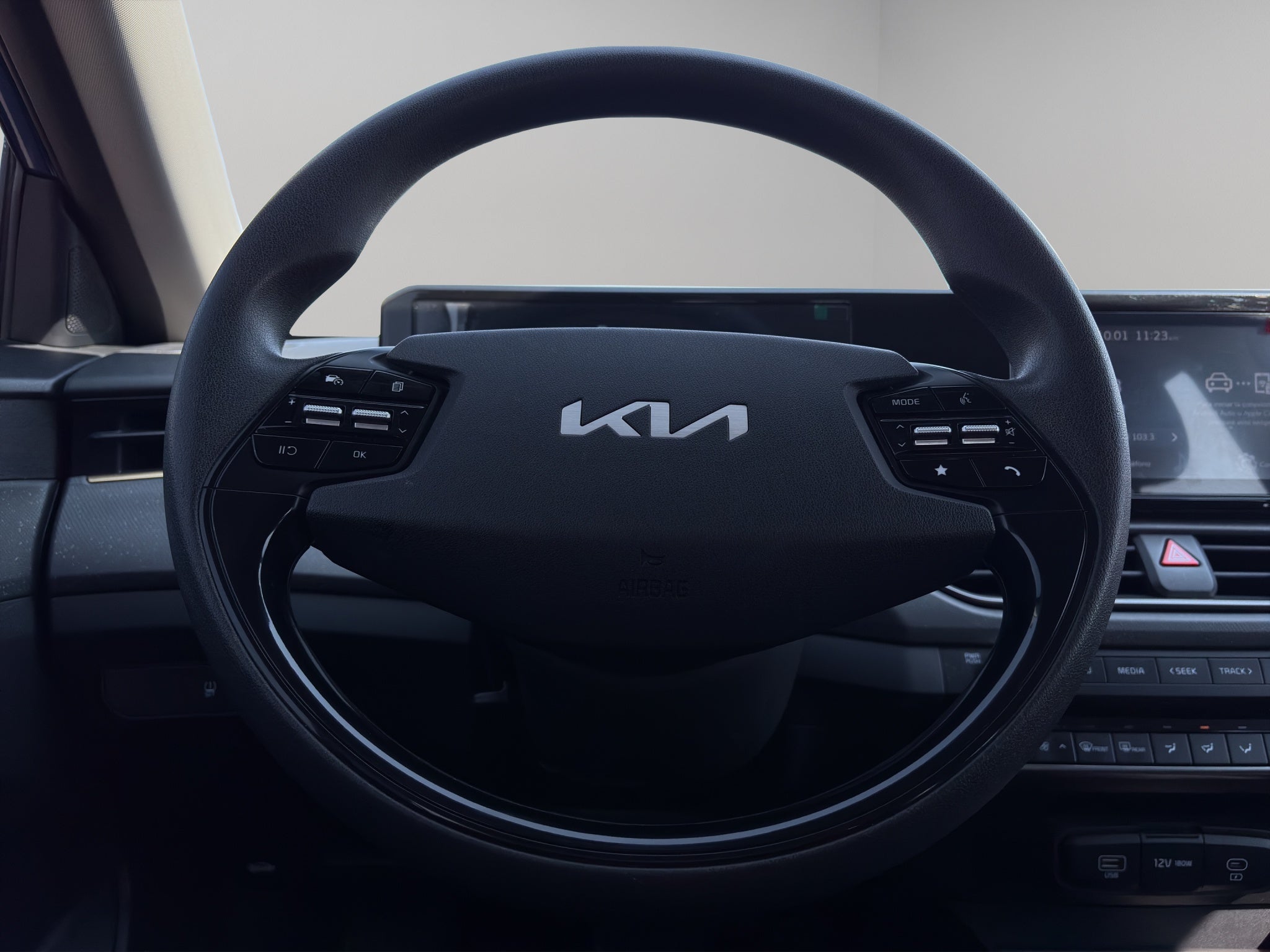 2024 Kia K3 5 pts. HB EX, 1.6l, TA, a/ac., RA-16