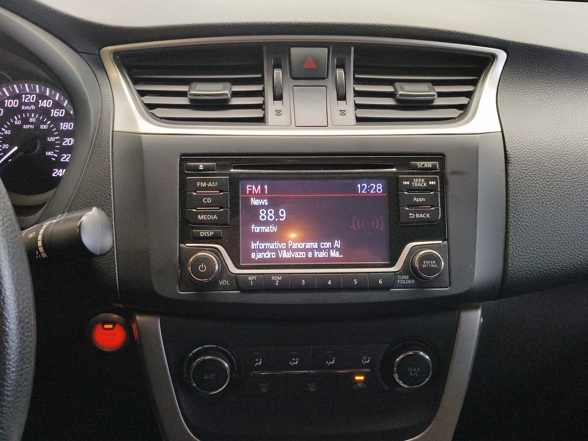 2016 Nissan Sentra 4 pts. Advance, CVT, a/ac., f. niebla, RA-16 (línea anterior)