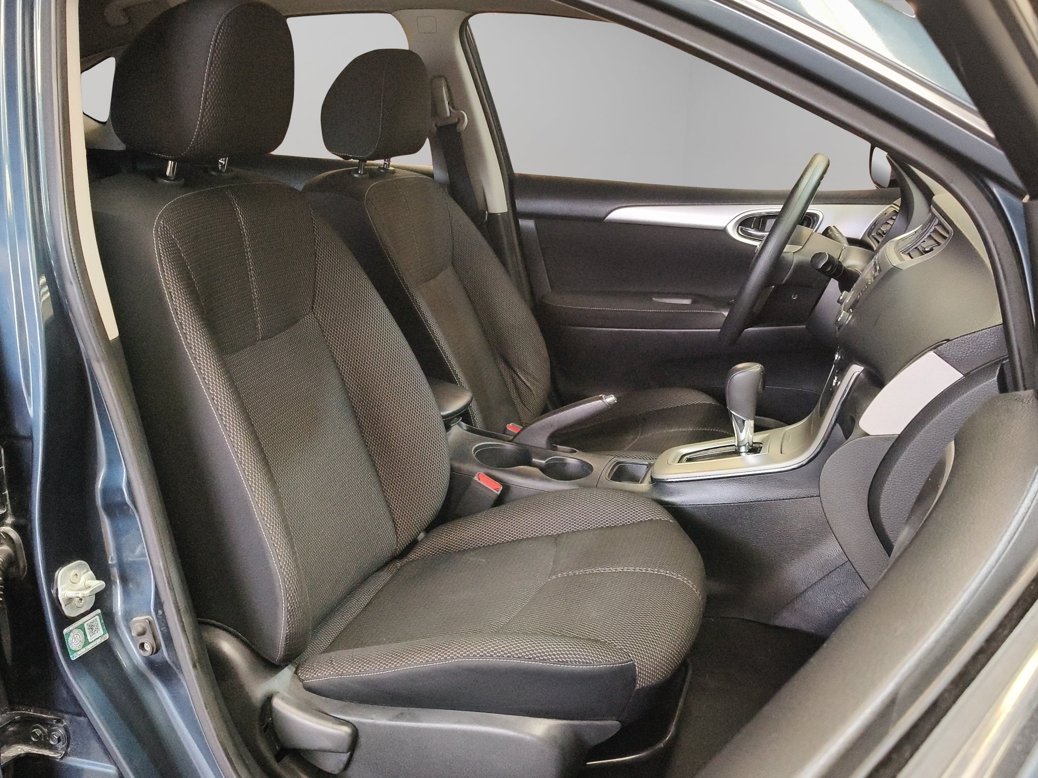 2016 Nissan Sentra 4 pts. Advance, CVT, a/ac., f. niebla, RA-16 (línea anterior)