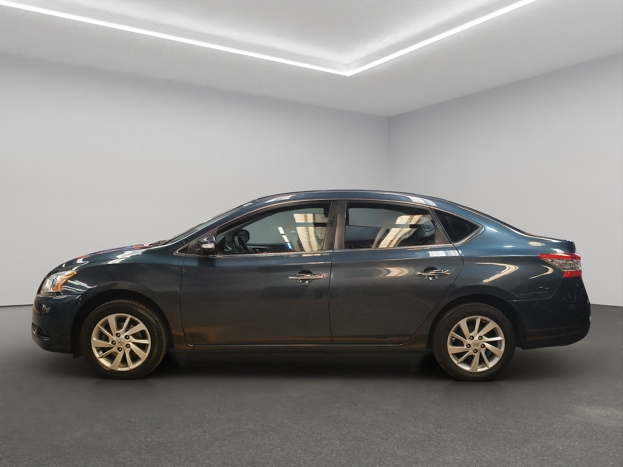 2016 Nissan Sentra 4 pts. Advance, CVT, a/ac., f. niebla, RA-16 (línea anterior)