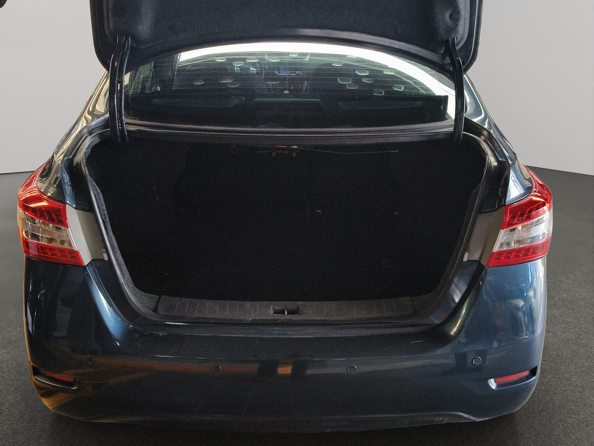 2016 Nissan Sentra 4 pts. Advance, CVT, a/ac., f. niebla, RA-16 (línea anterior)