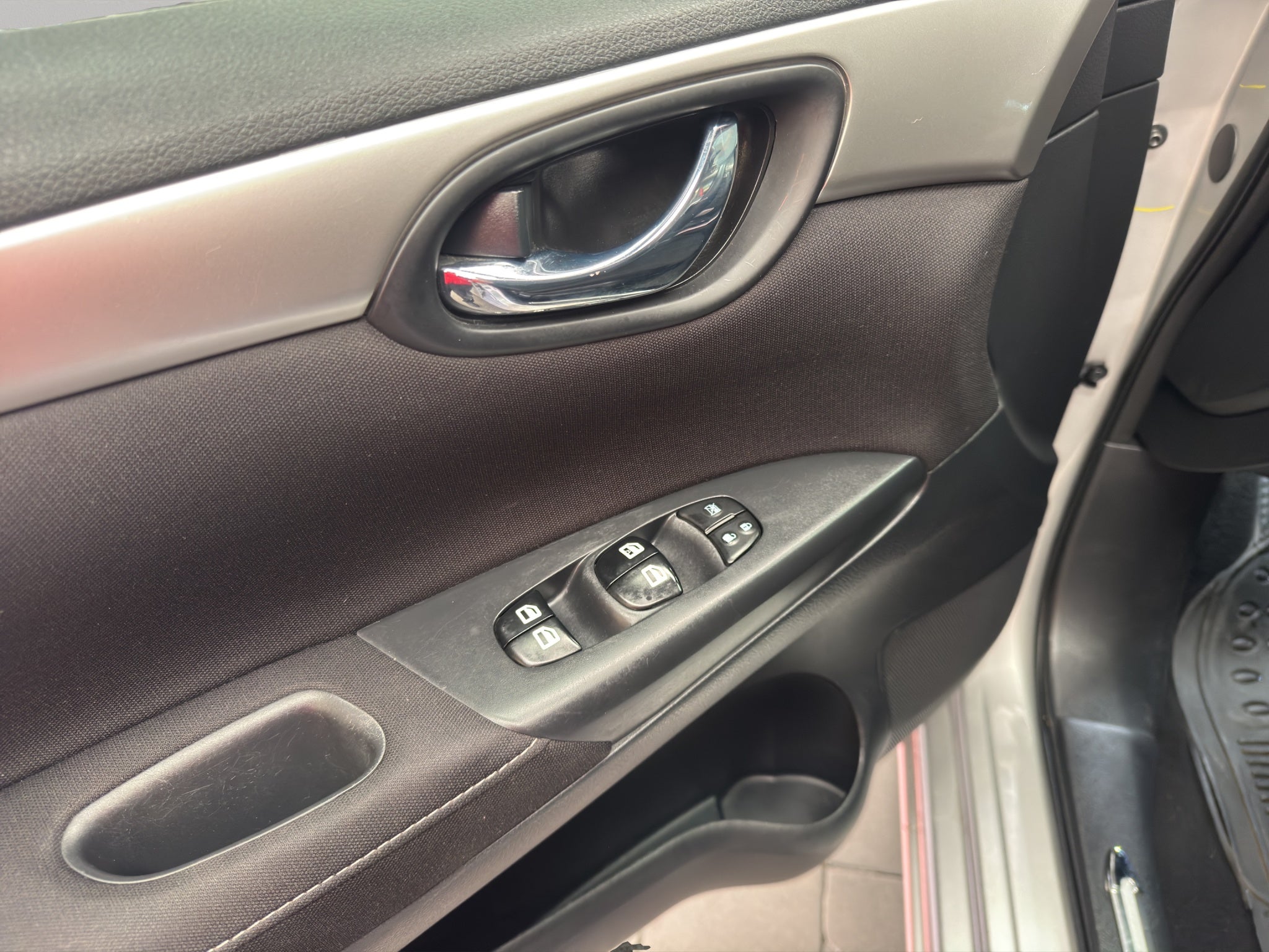 2017 Nissan Sentra 4 pts. Sense, CVT, a/ac., RA-16 (cambio de línea)