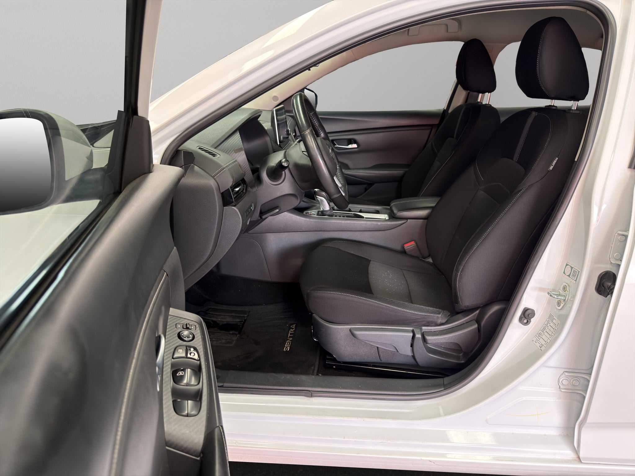 2023 Nissan Sentra 4 pts. Advance, CVT, a/ac., f. niebla, RA-16