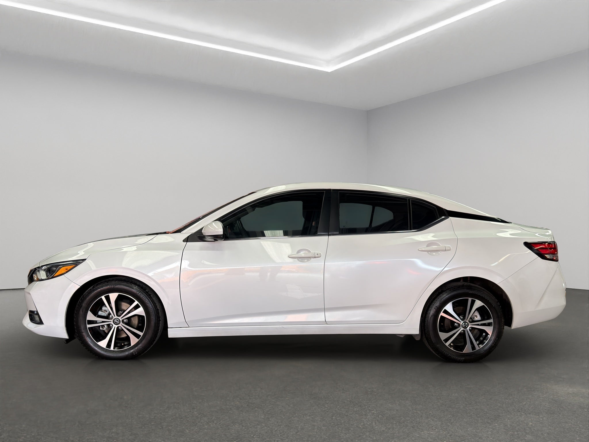2023 Nissan Sentra 4 pts. Advance, CVT, a/ac., f. niebla, RA-16