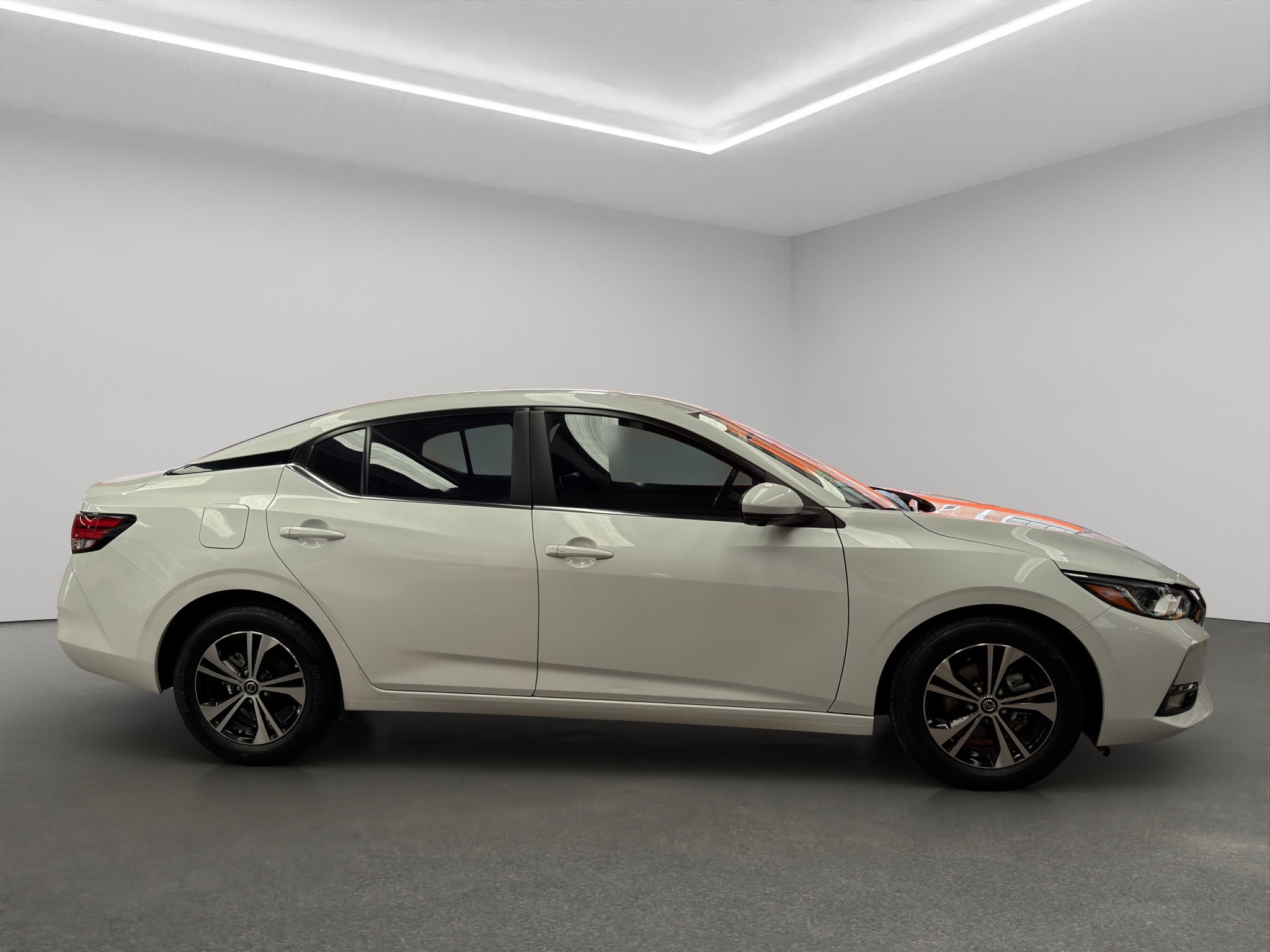 2023 Nissan Sentra 4 pts. Advance, CVT, a/ac., f. niebla, RA-16