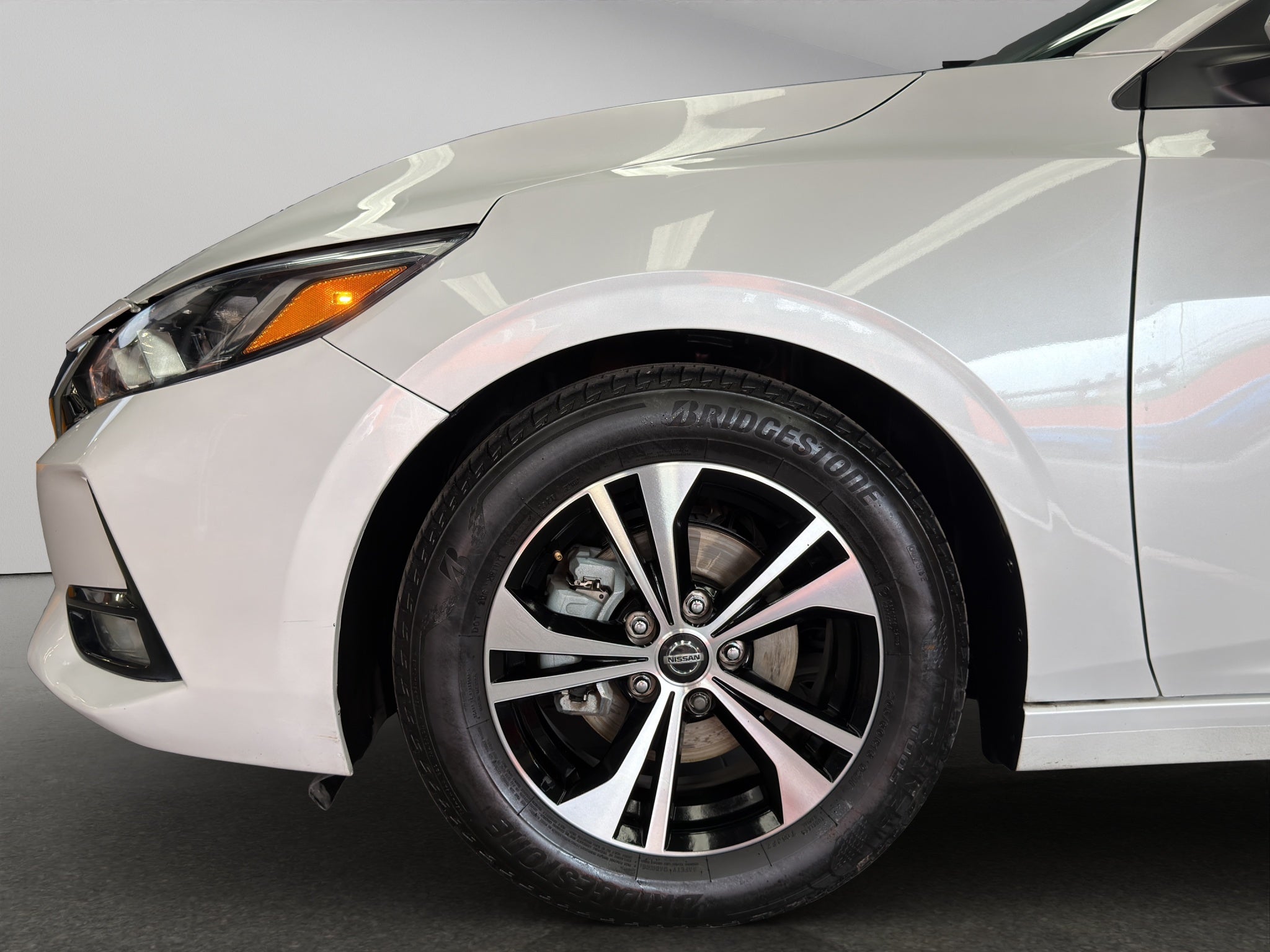 2023 Nissan Sentra 4 pts. Advance, CVT, a/ac., f. niebla, RA-16