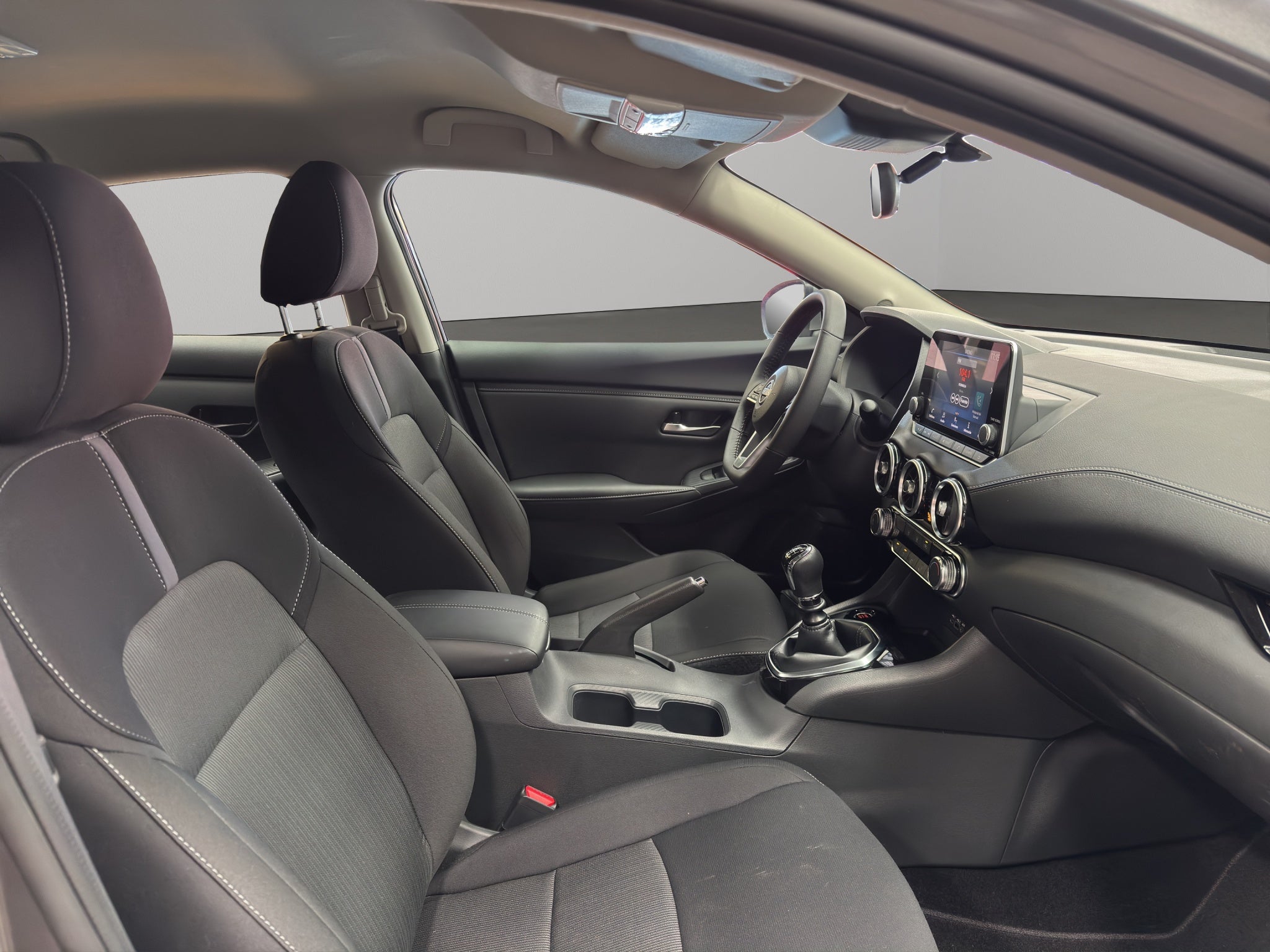 2025 Nissan Sentra 4 pts. Advance, TM6, a/ac., f. niebla, RA-16 (línea anterior)