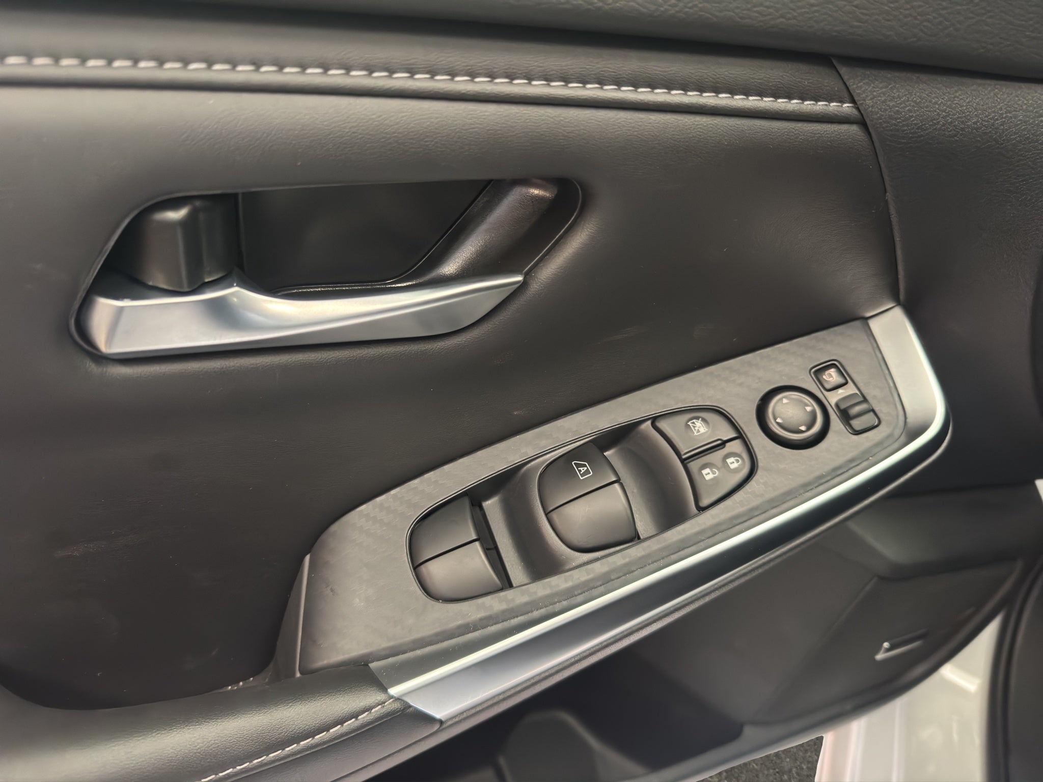 2025 Nissan Sentra 4 pts. SR Platinum, TA, a/ac. Aut., piel, QC, s. Bose, f. led, RA-18 (línea anterior)