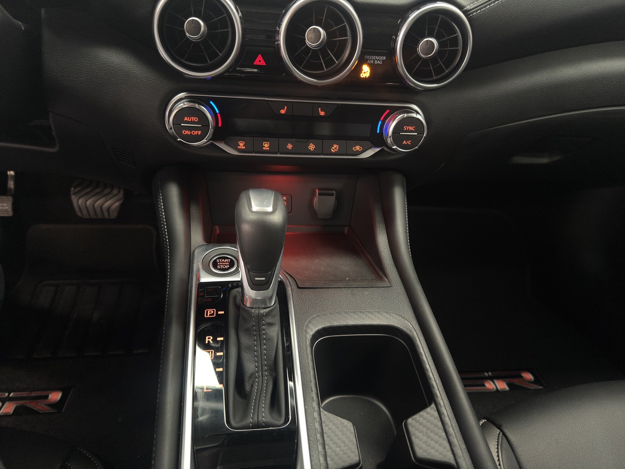 2025 Nissan Sentra 4 pts. SR Platinum, TA, a/ac. Aut., piel, QC, s. Bose, f. led, RA-18 (línea anterior)