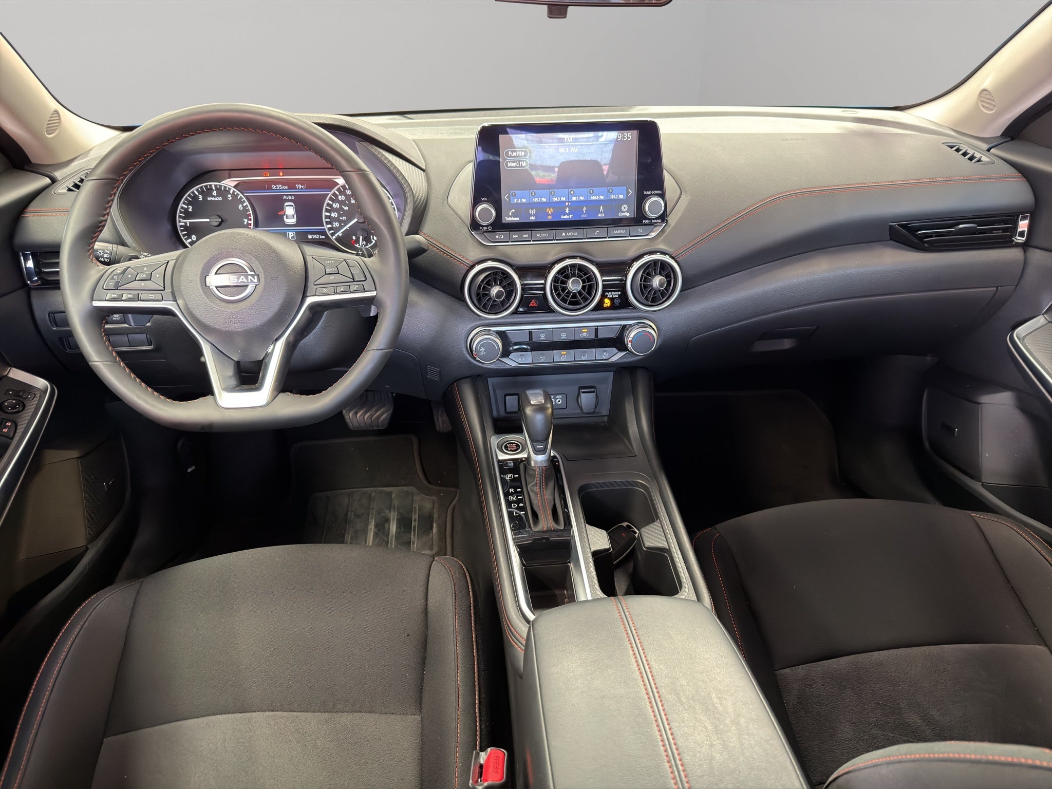 2025 Nissan Sentra 4 pts. SR, TA, a/ac., QC, s. Bose, f. led, RA-18 (línea anterior)