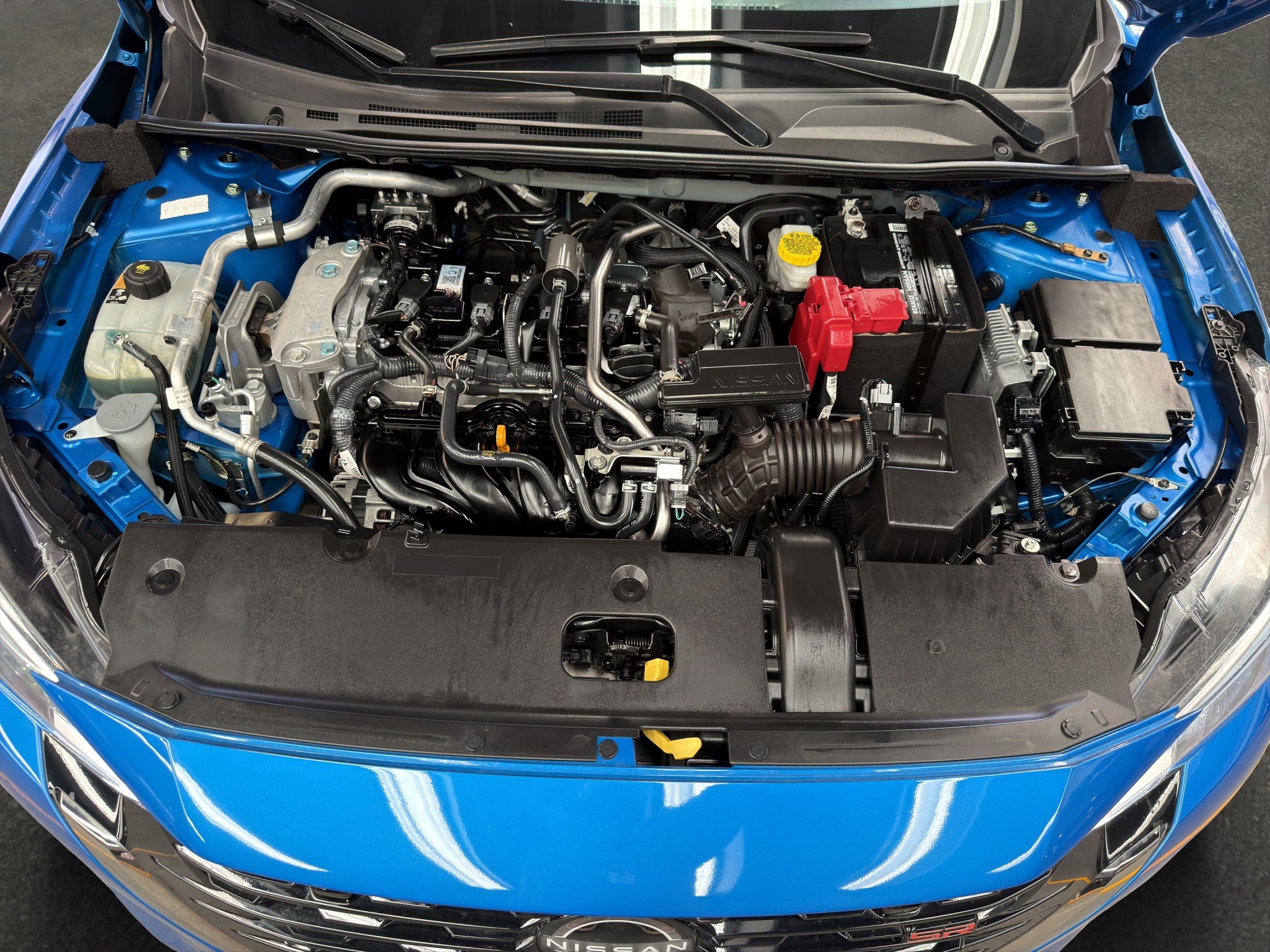 2025 Nissan Sentra 4 pts. SR, TA, a/ac., QC, s. Bose, f. led, RA-18 (línea anterior)