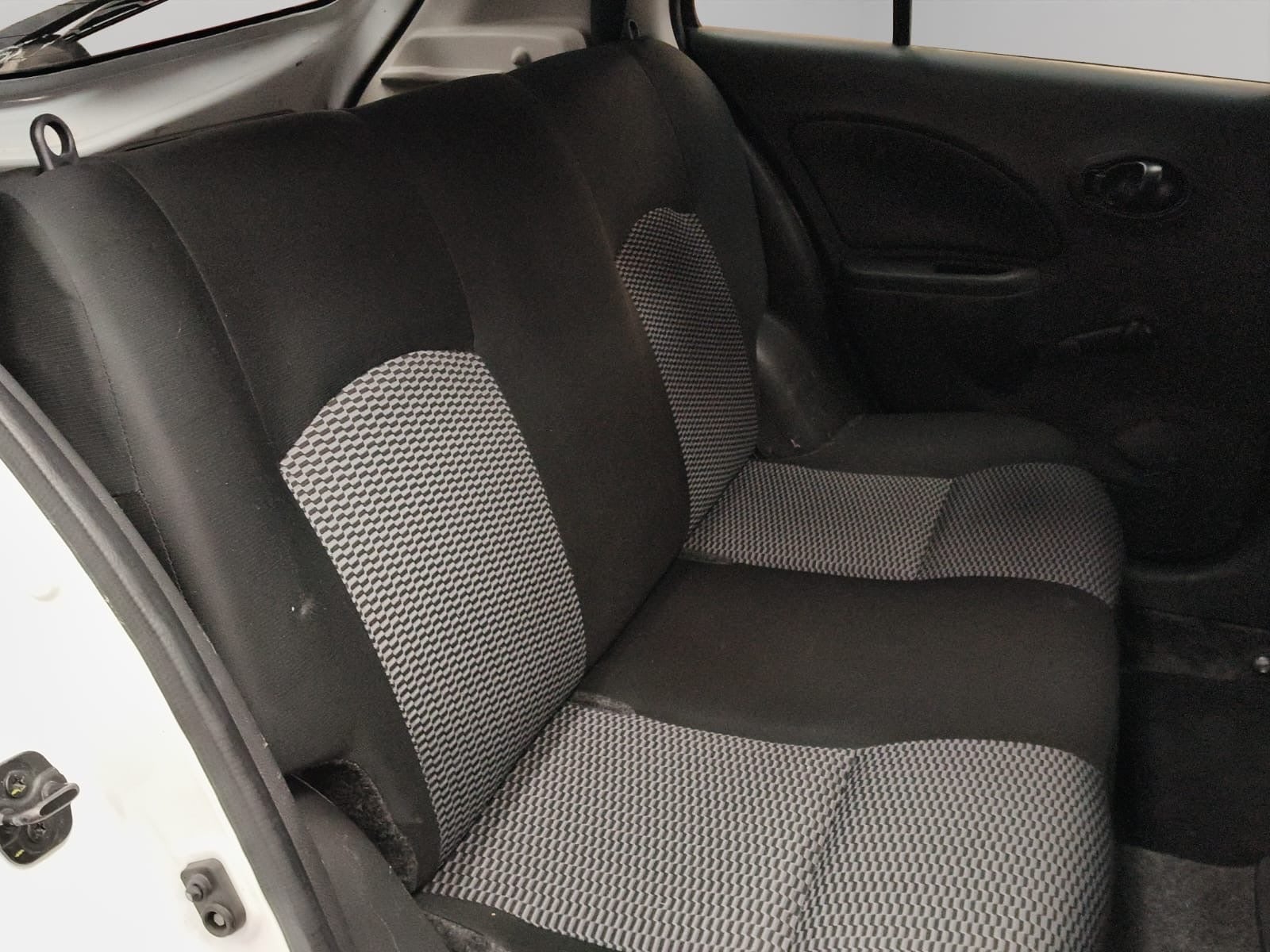 2020 Nissan March 5 pts. HB Sense, TM5, a/ac., CD, Bluetooth, R-14 (línea anterior)