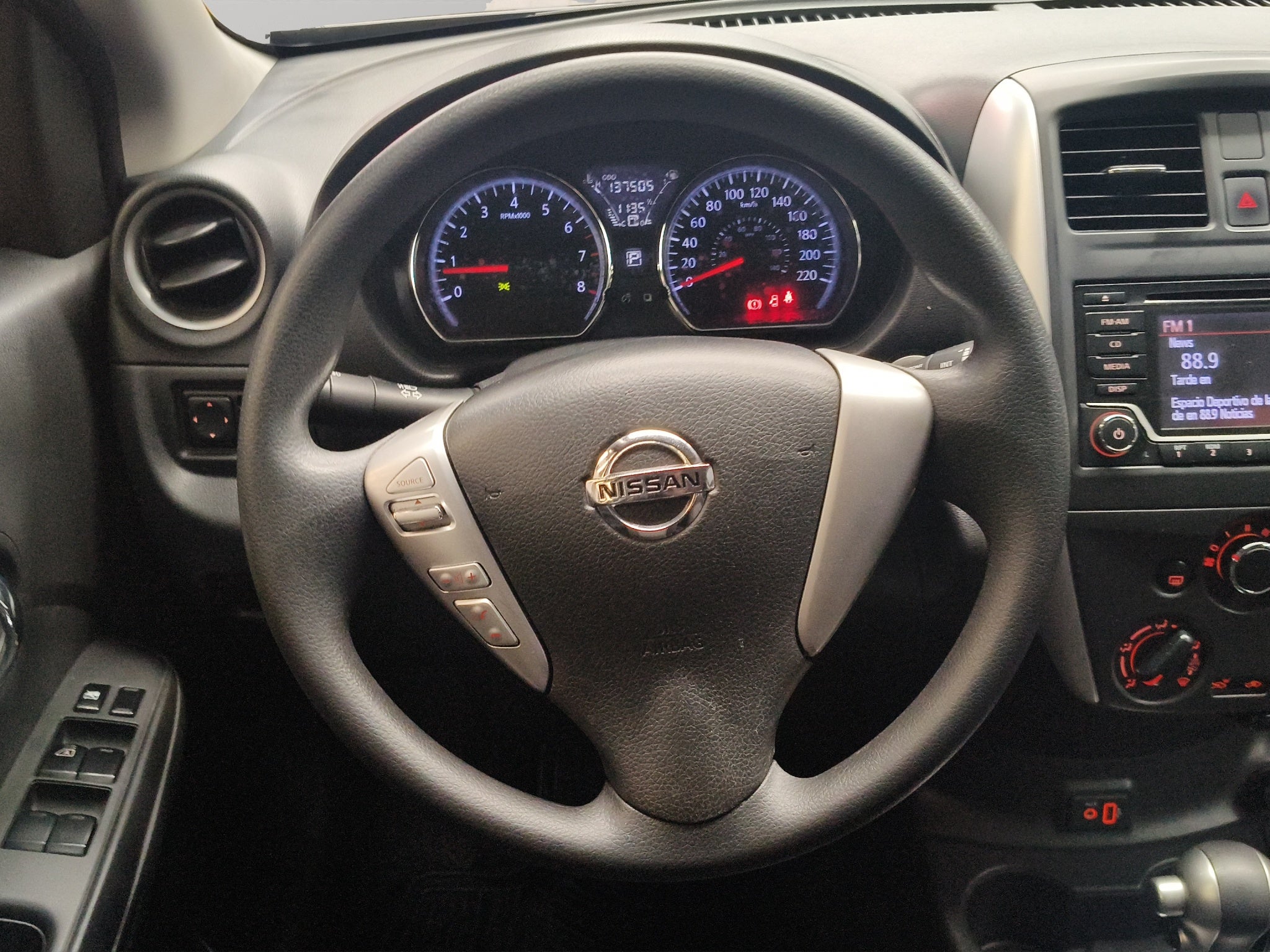 2019 Nissan Versa 4 pts. Advance, TA, a/ac., VE, f. niebla, RA-16 (línea anterior)