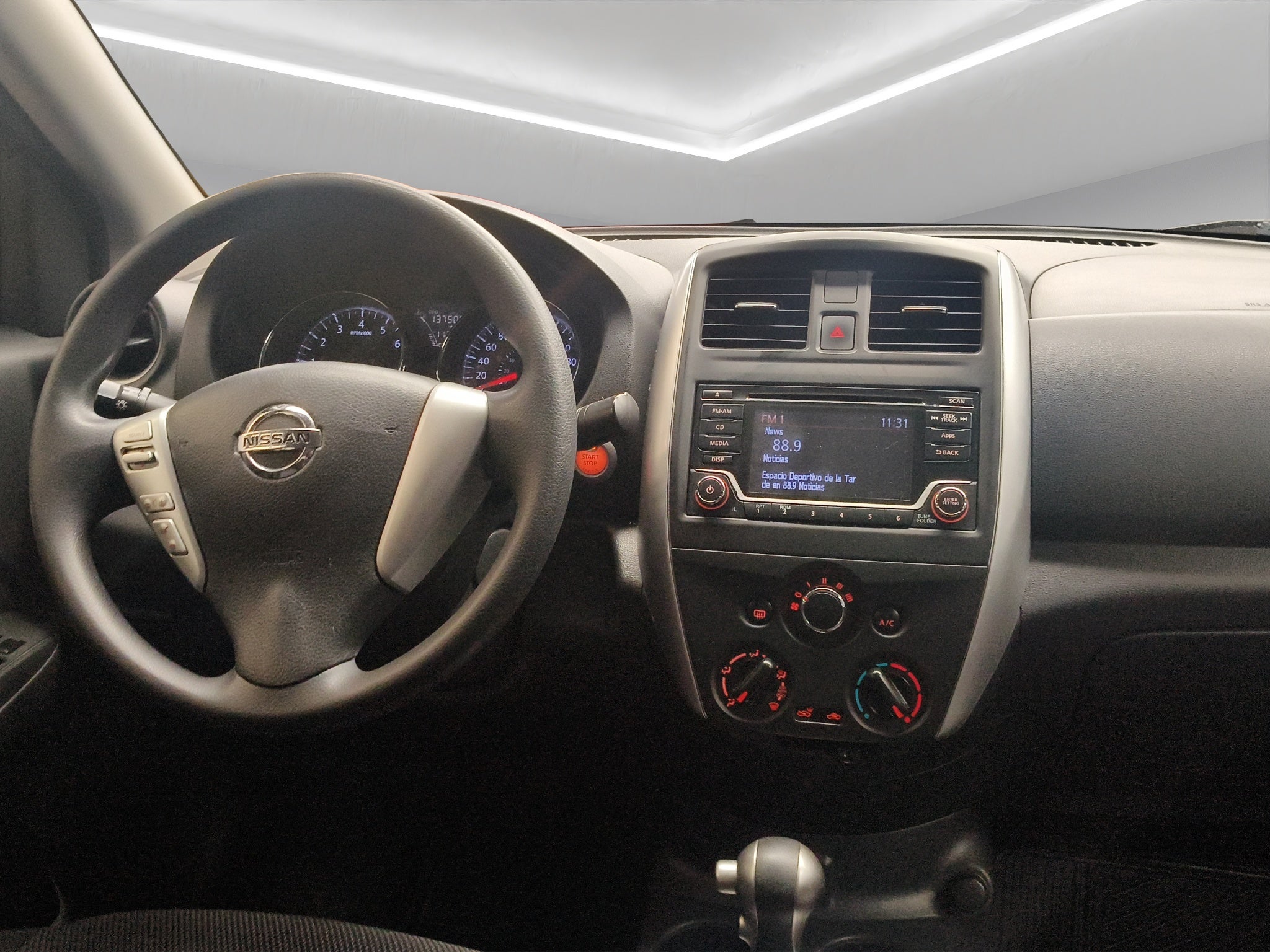 2019 Nissan Versa 4 pts. Advance, TA, a/ac., VE, f. niebla, RA-16 (línea anterior)