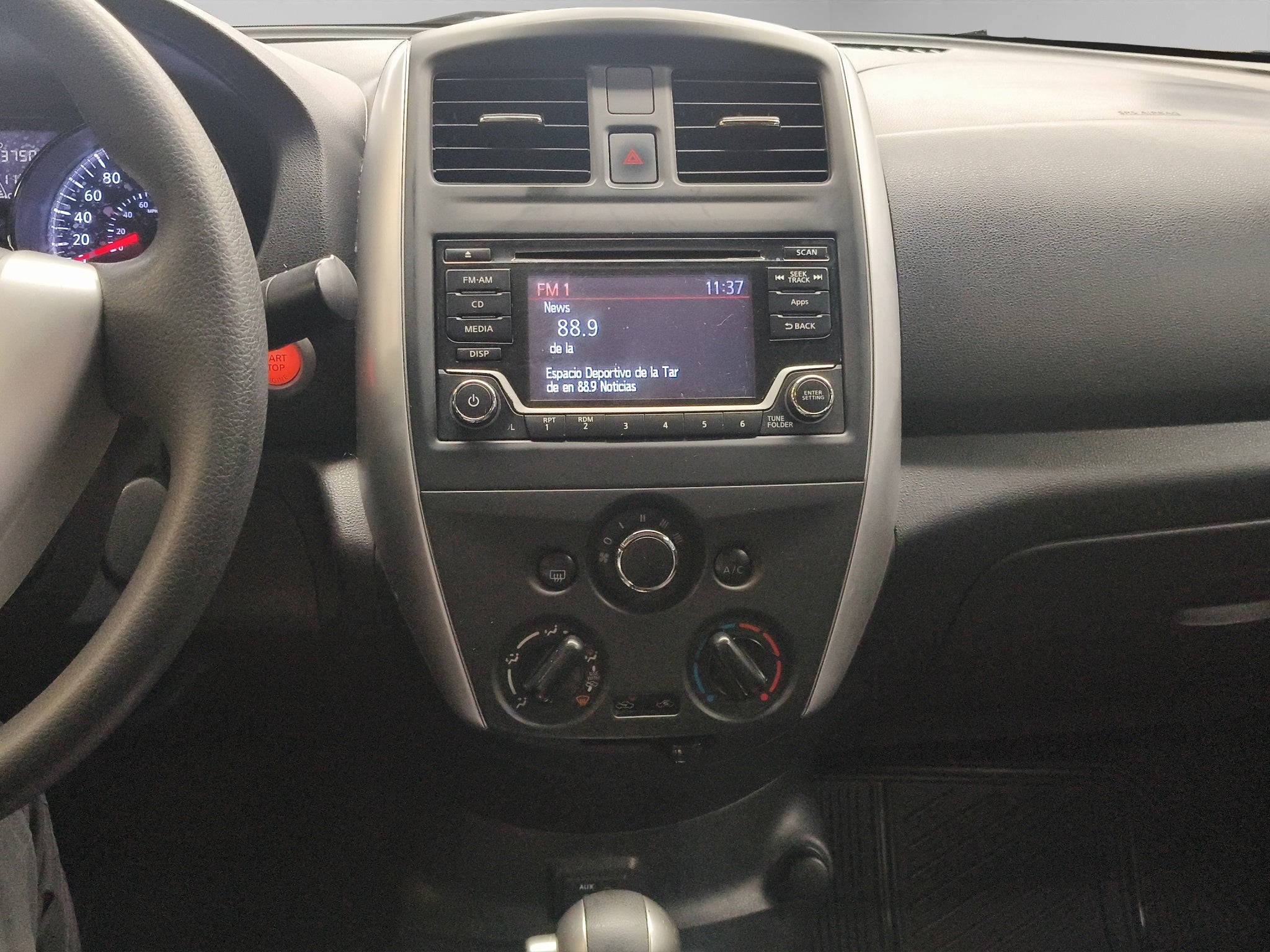 2019 Nissan Versa 4 pts. Advance, TA, a/ac., VE, f. niebla, RA-16 (línea anterior)