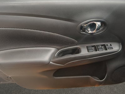 2019 Nissan Versa 4 pts. Advance, TA, a/ac., VE, f. niebla, RA-16 (línea anterior)
