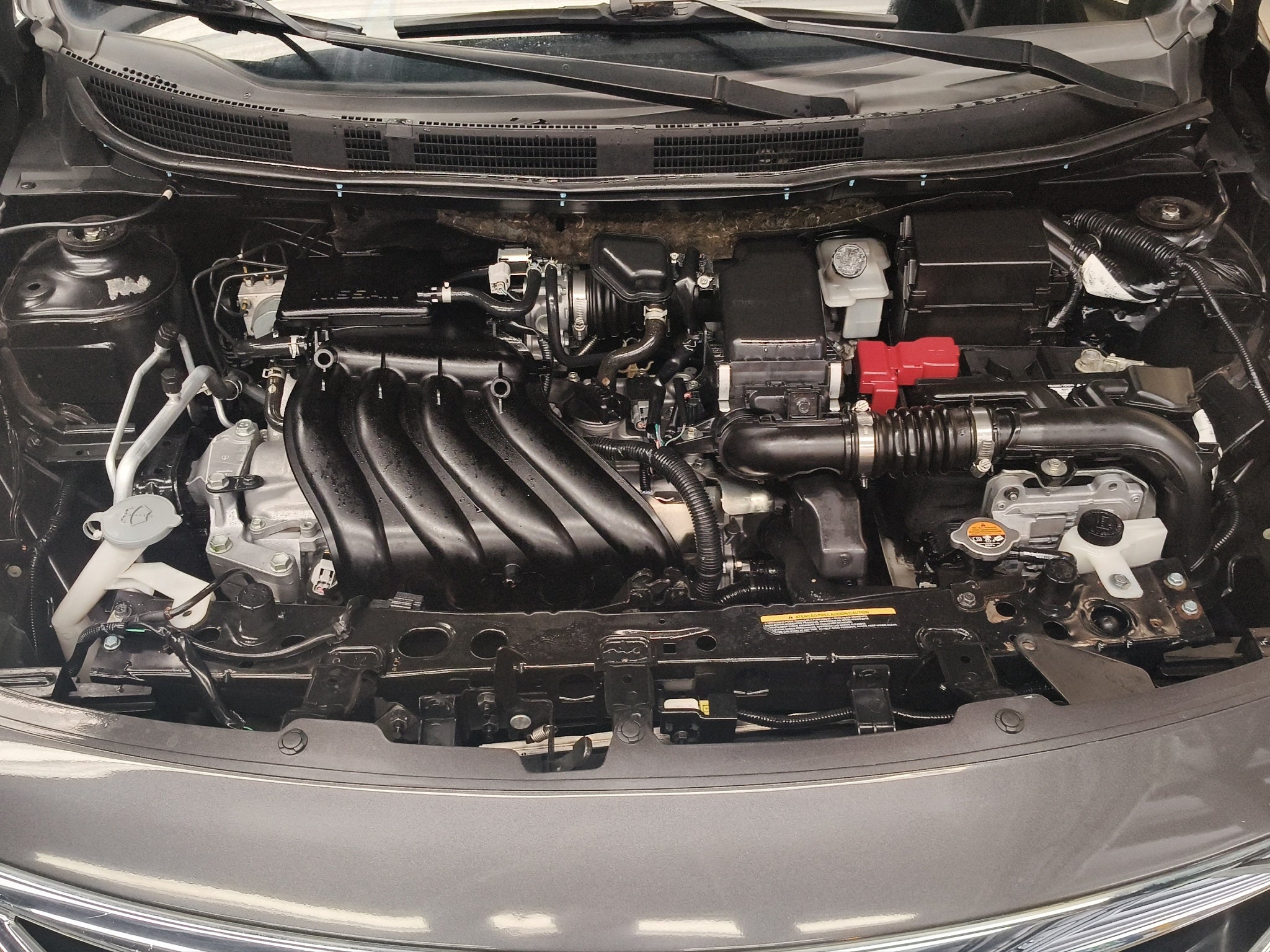 2019 Nissan Versa 4 pts. Advance, TA, a/ac., VE, f. niebla, RA-16 (línea anterior)