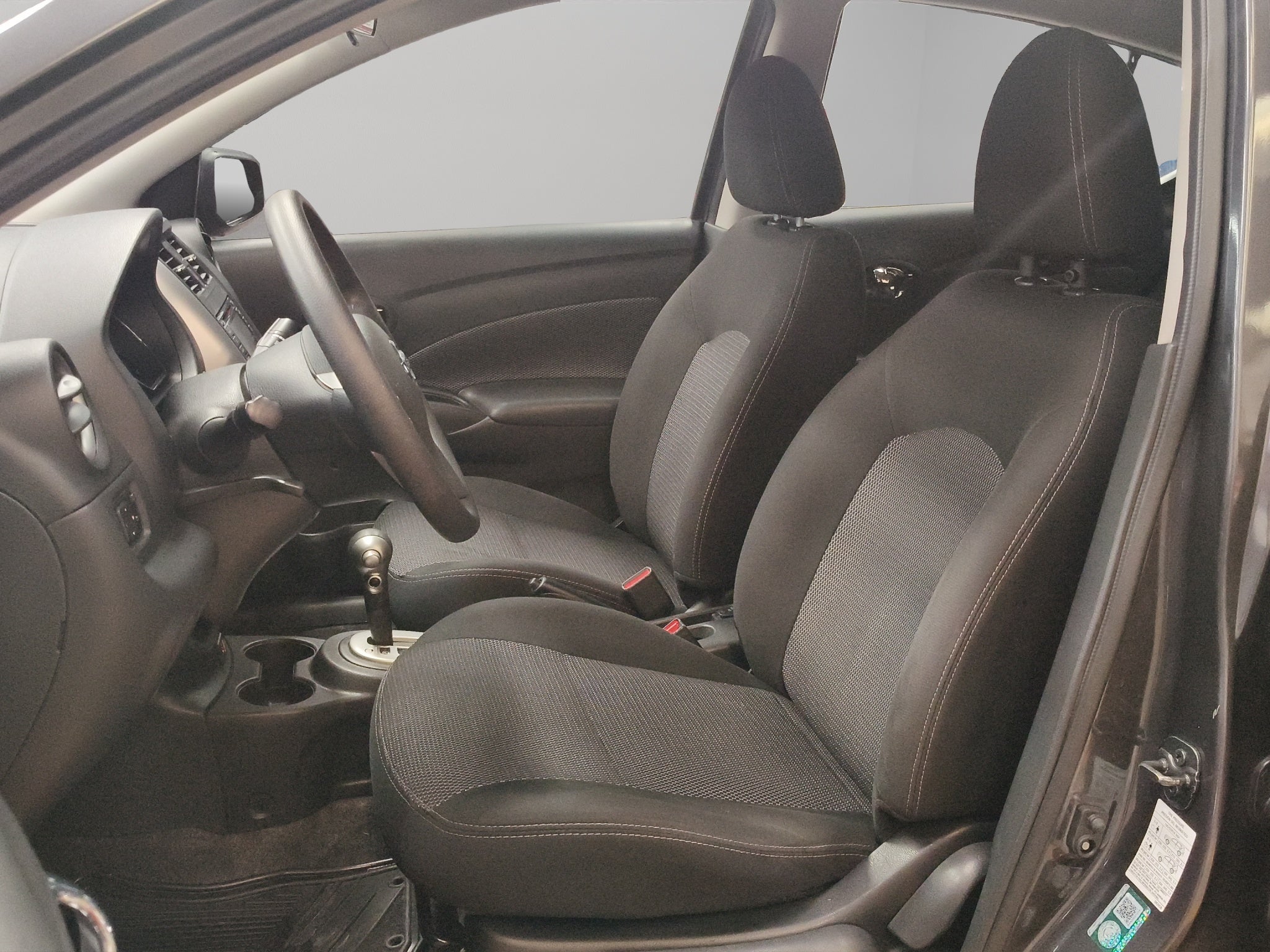 2019 Nissan Versa 4 pts. Advance, TA, a/ac., VE, f. niebla, RA-16 (línea anterior)