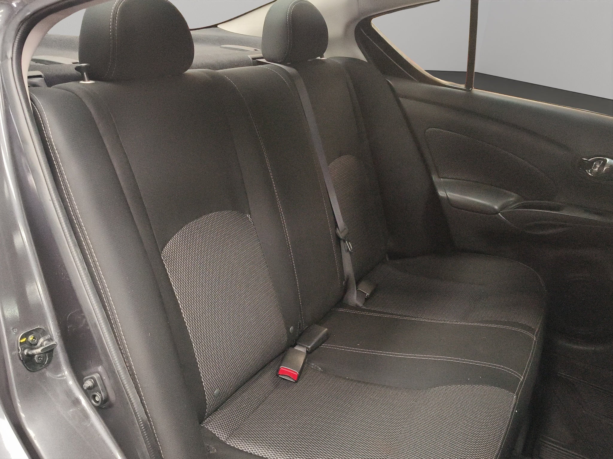 2019 Nissan Versa 4 pts. Advance, TA, a/ac., VE, f. niebla, RA-16 (línea anterior)