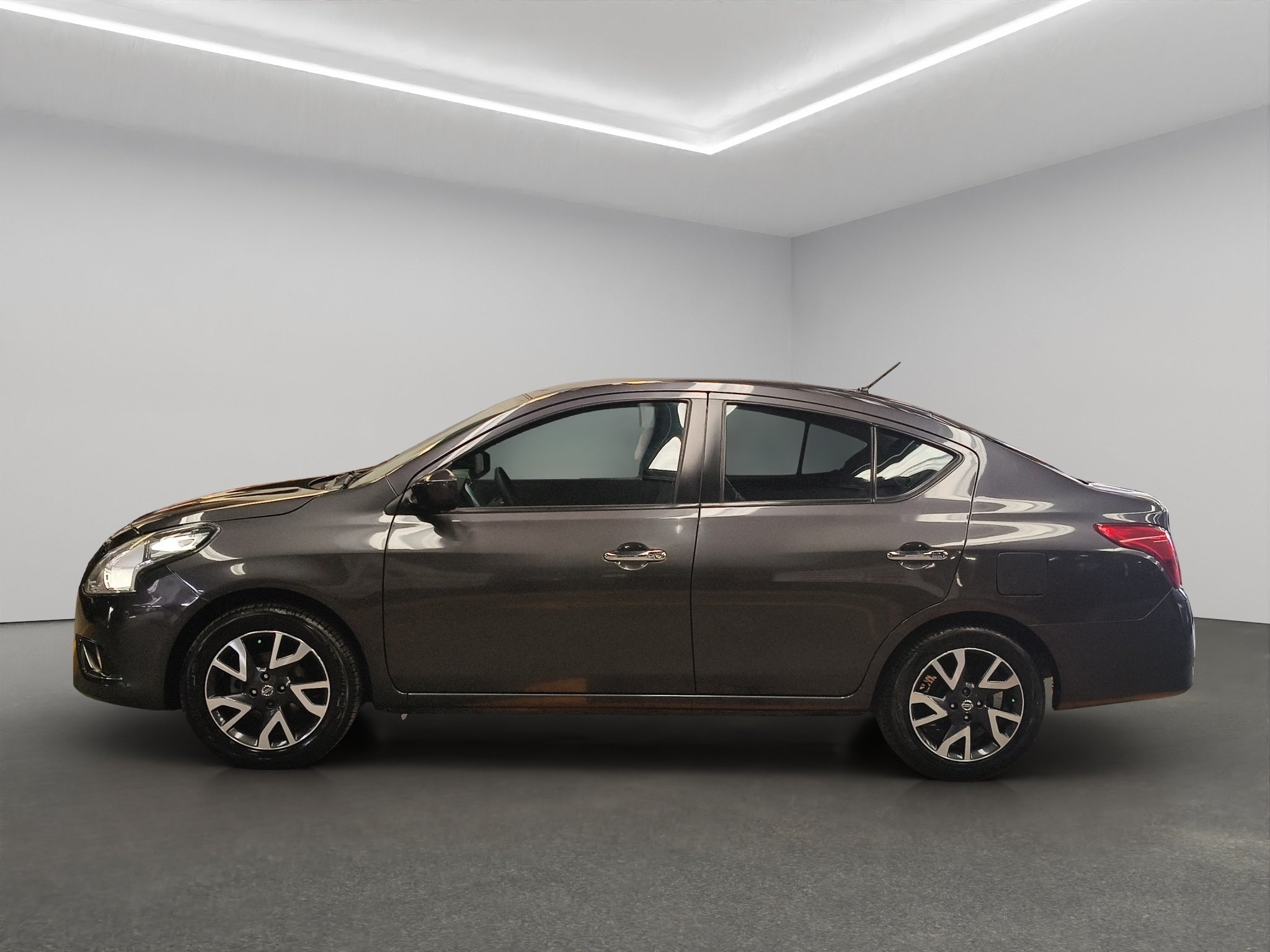 2019 Nissan Versa 4 pts. Advance, TA, a/ac., VE, f. niebla, RA-16 (línea anterior)