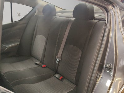 2019 Nissan Versa 4 pts. Advance, TA, a/ac., VE, f. niebla, RA-16 (línea anterior)