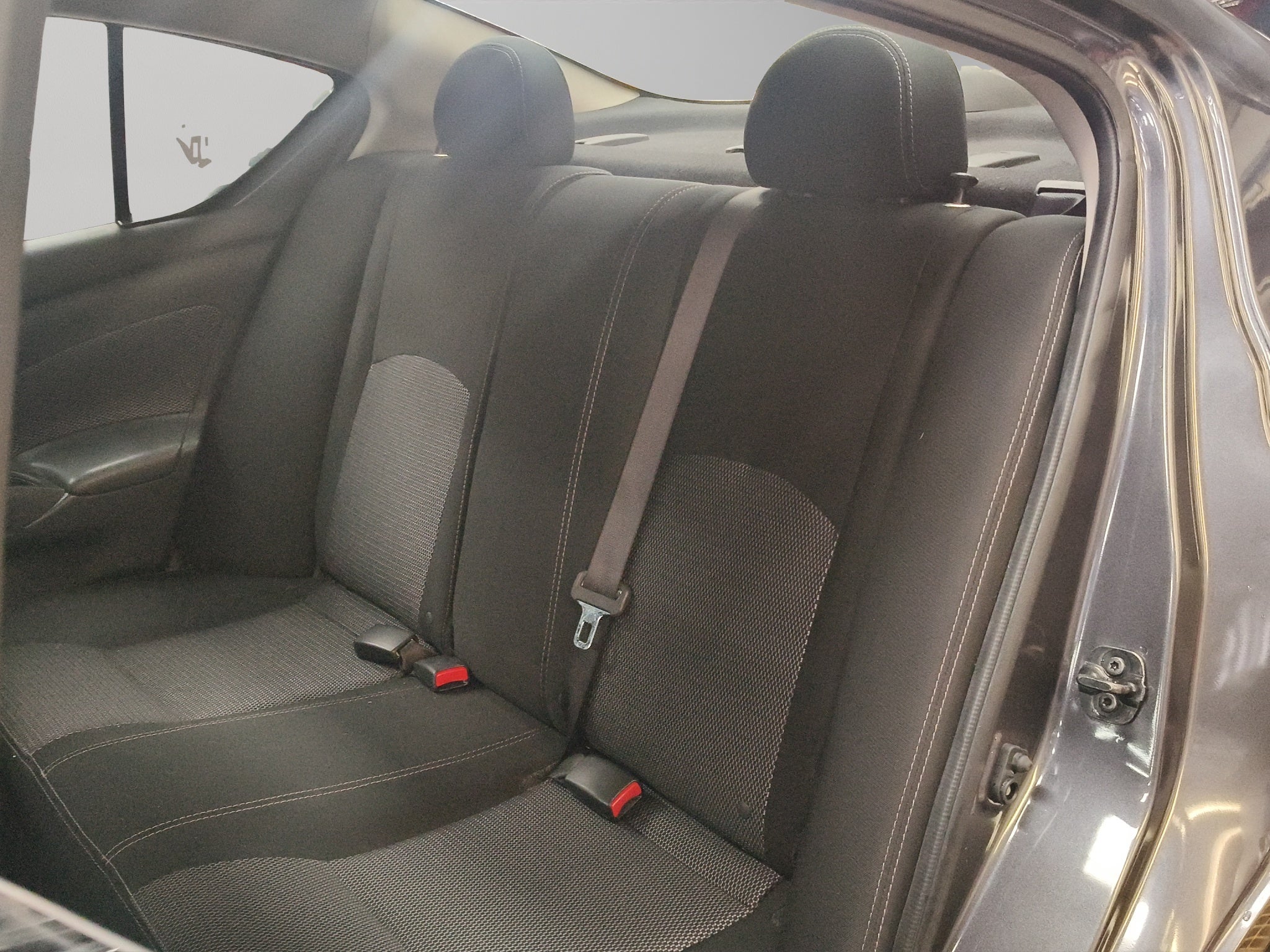 2019 Nissan Versa 4 pts. Advance, TA, a/ac., VE, f. niebla, RA-16 (línea anterior)