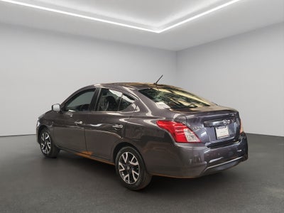 2019 Nissan Versa 4 pts. Advance, TA, a/ac., VE, f. niebla, RA-16 (línea anterior)