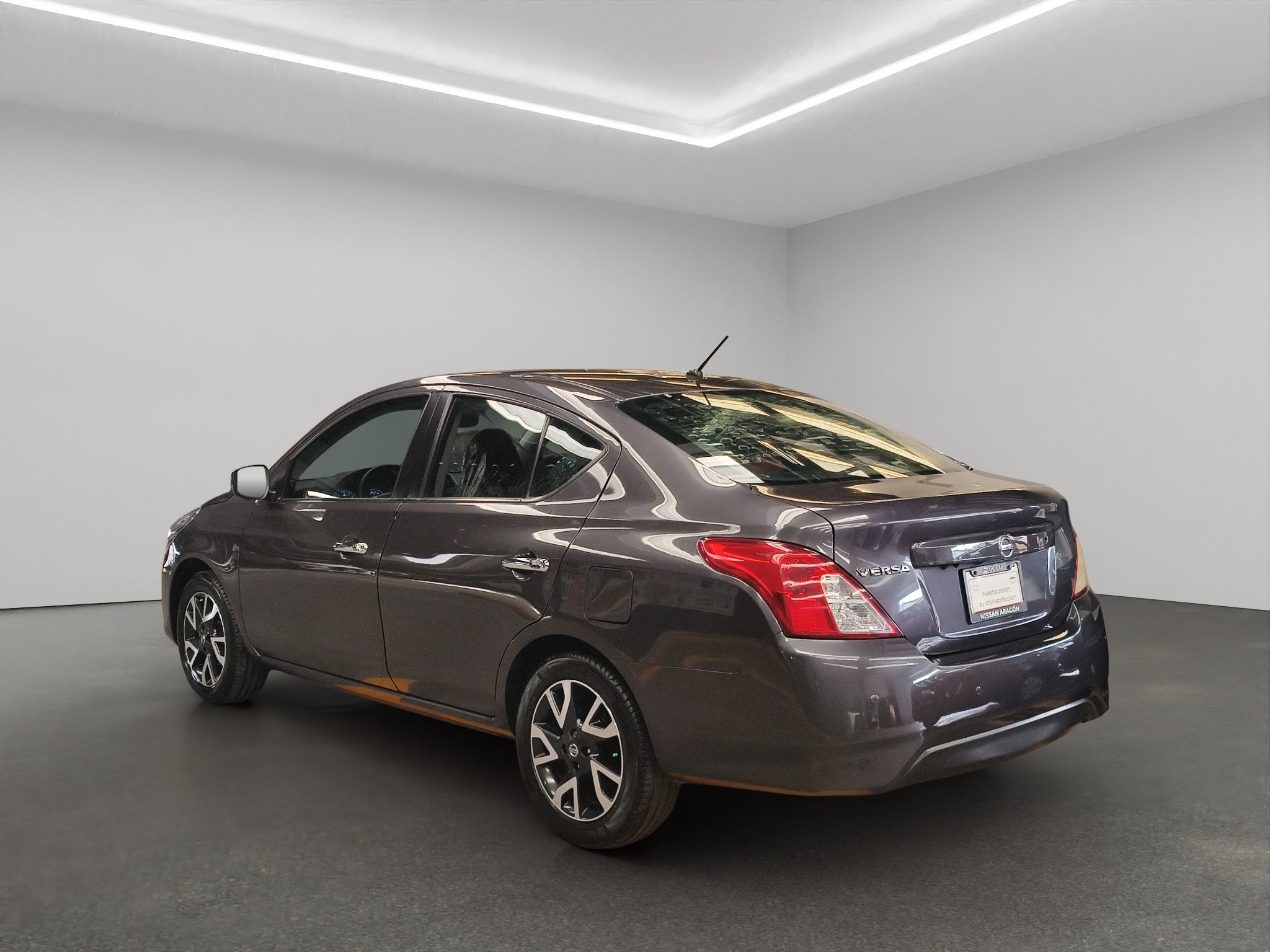 2019 Nissan Versa 4 pts. Advance, TA, a/ac., VE, f. niebla, RA-16 (línea anterior)