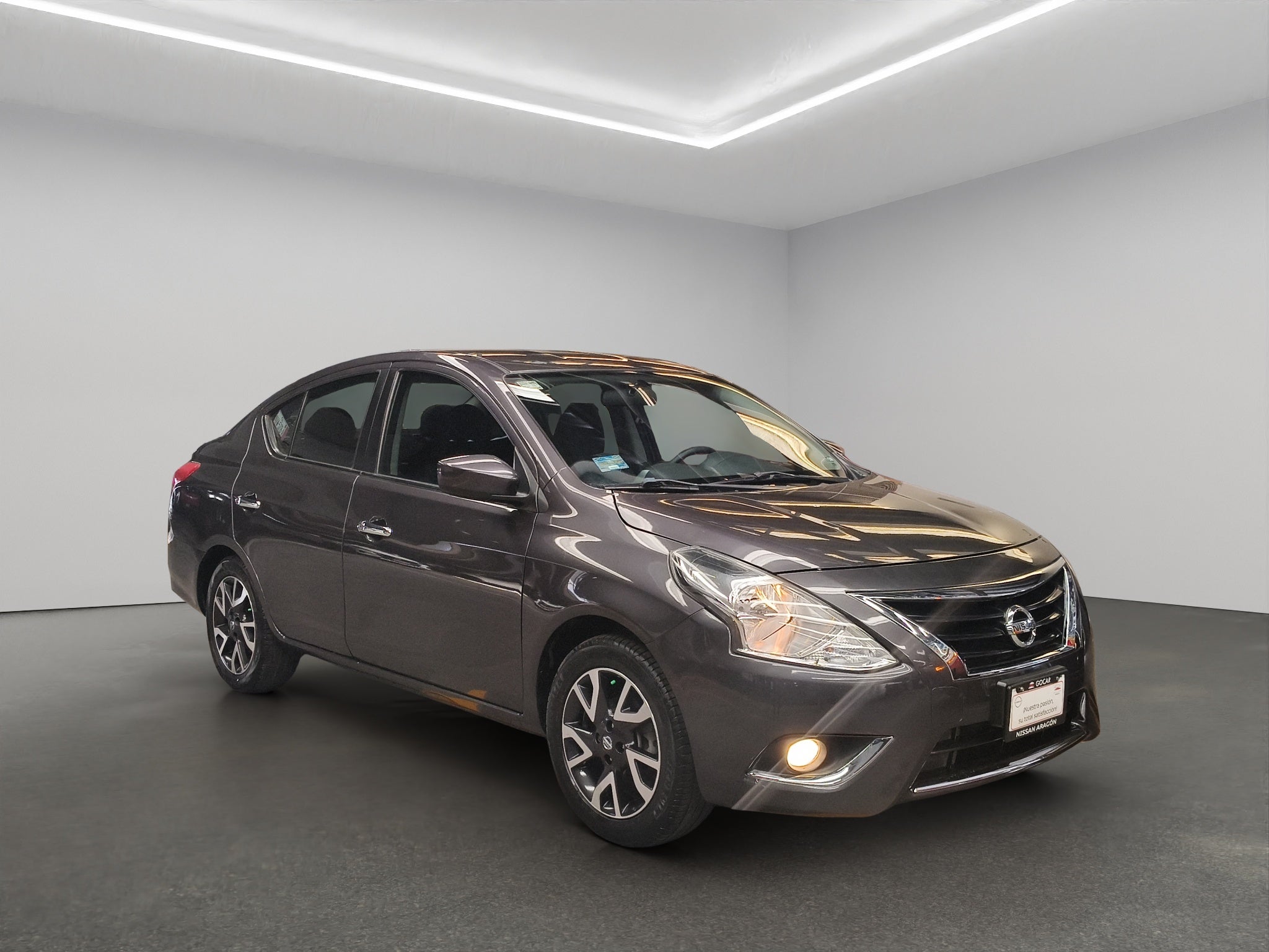 2019 Nissan Versa 4 pts. Advance, TA, a/ac., VE, f. niebla, RA-16 (línea anterior)